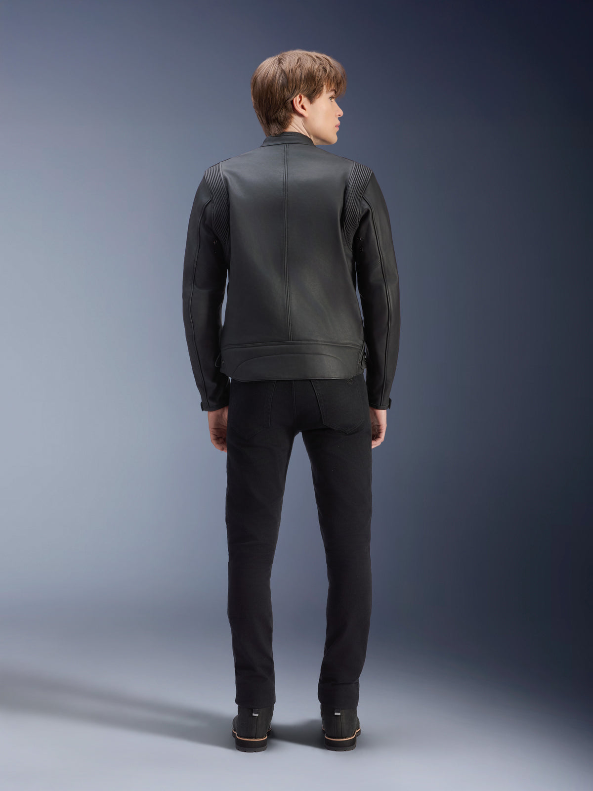 Alpinestars Dyno, casaco de moto em couro para homem, preto, vista traseira no modelo com painéis em acordeão, estilo urbano.