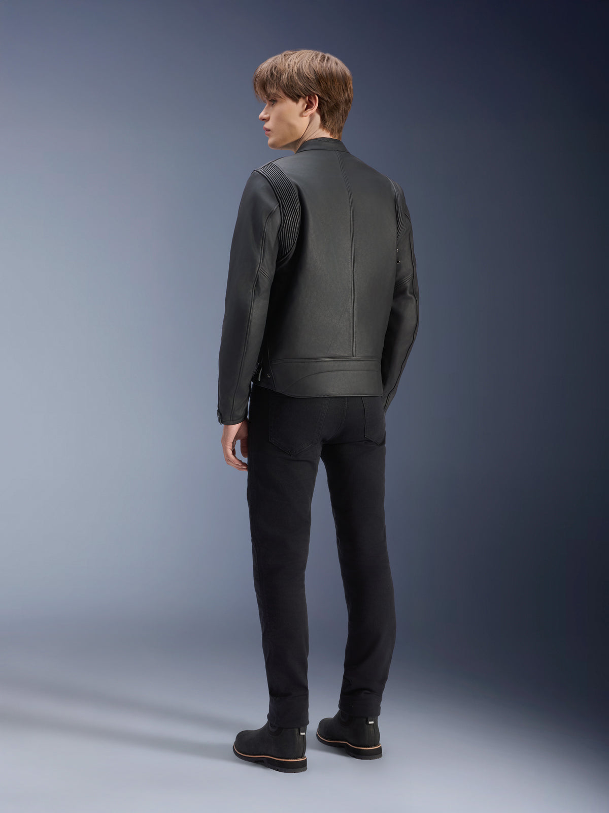 Alpinestars Dyno, casaco de couro preto para homem, estilo urbano, vista traseira com painéis canelados nos ombros.