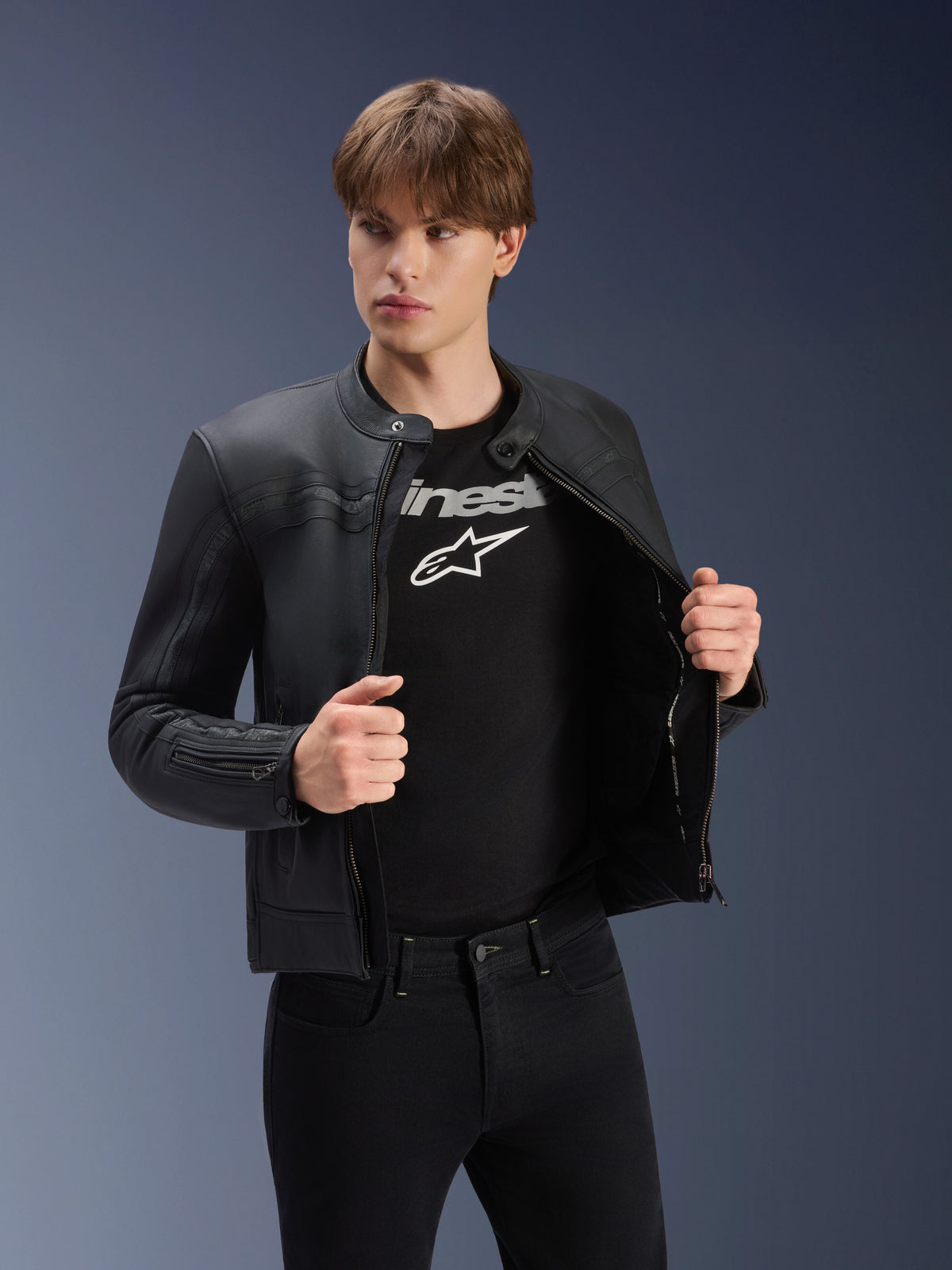 Alpinestars Dyno, casaco de moto urbano em couro bovino preto, certificado CE e pronto para Tech-Air, num modelo masculino.