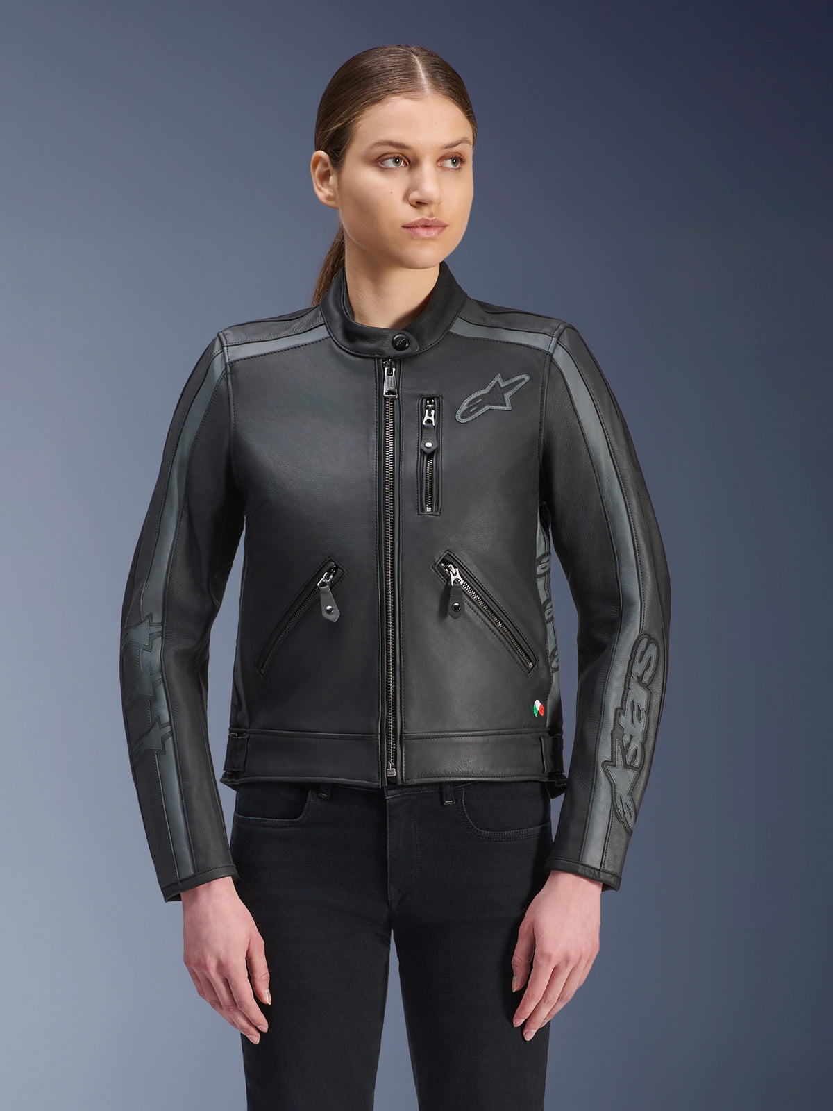 Alpinestars Stella Dyno Leather Jacket, casaco de motociclismo para mulher, preto e cinzento, construção em pele de bovino premium com detalhes de riscas cinzentas nos ombros e mangas, bolsos frontais com fecho de correr e logótipo bordado no peito, equipamento de condução urbana elegante