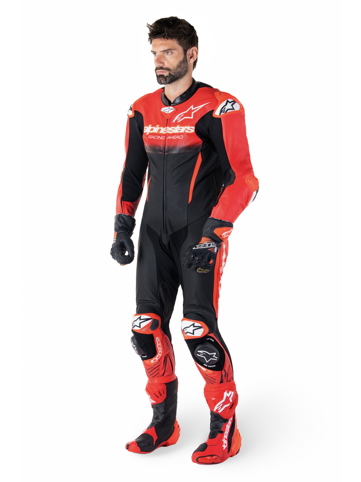 Alpinestars Macacão de Couro GP-R7 1 Peça para homem, preto e vermelho, couro bovino perfurado, Tech-Air Ready, em modelo.