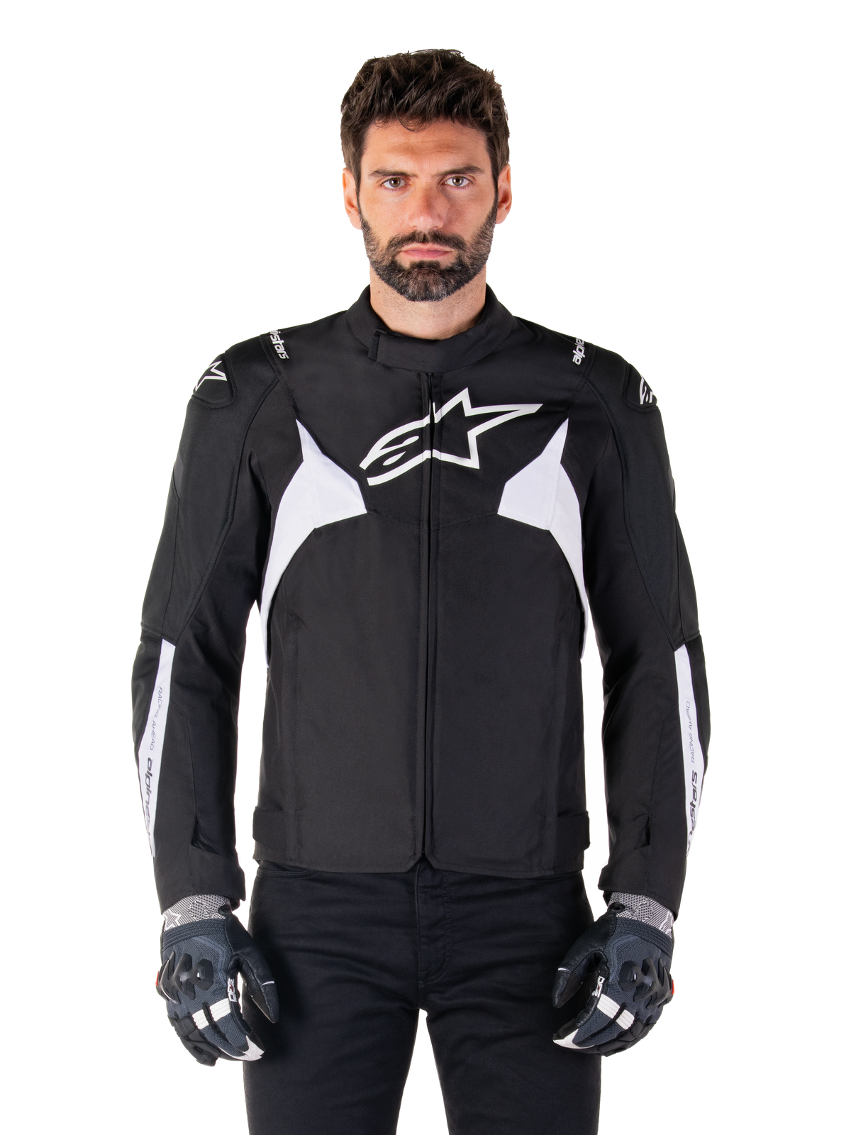 Alpinestars T-Jaws V4 Waterproof Jacket, preto e branco, casaco de motociclismo desportivo em têxtil para homem, com logótipo de estrela branco no peito, detalhes brancos nos ombros e riscas brancas nos antebraços, gola alta, corte atlético para estrada