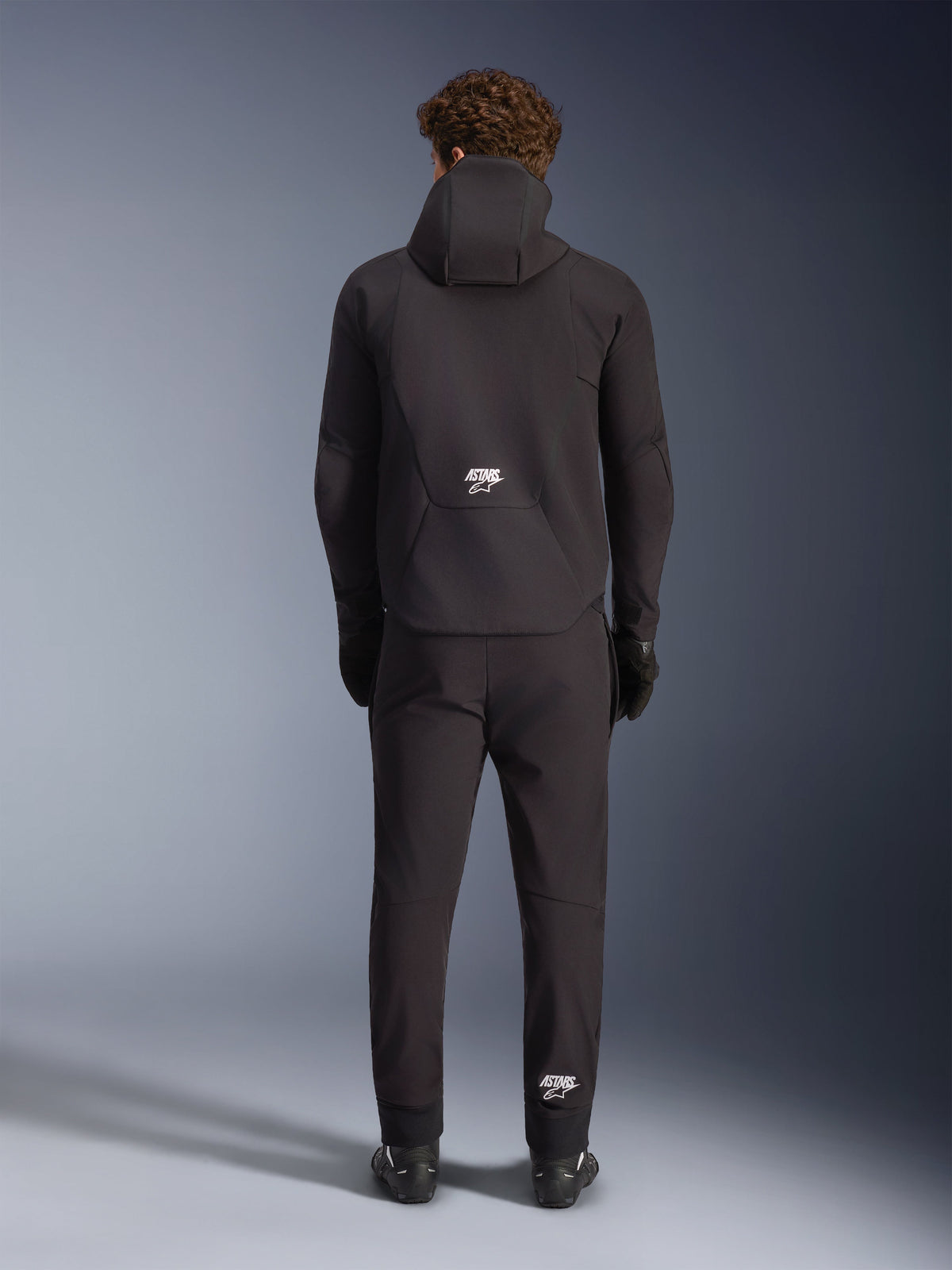 Alpinestars Aeroshell Waterproof Jacket, casaco de moto para homem, preto, visto de costas com logótipo ASTARS branco.
