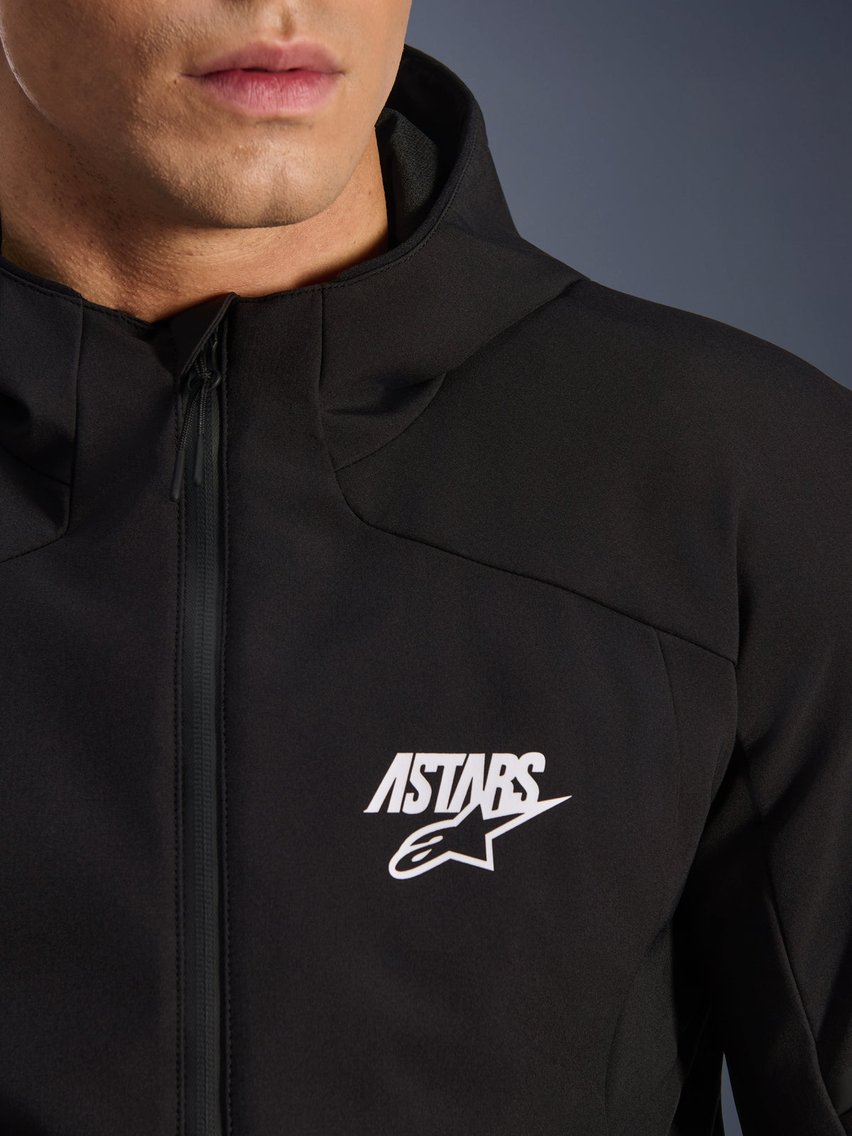 Alpinestars Aeroshell Waterproof, casaco softshell de moto para homem, preto com logótipo ASTARS branco e fecho impermeável.
