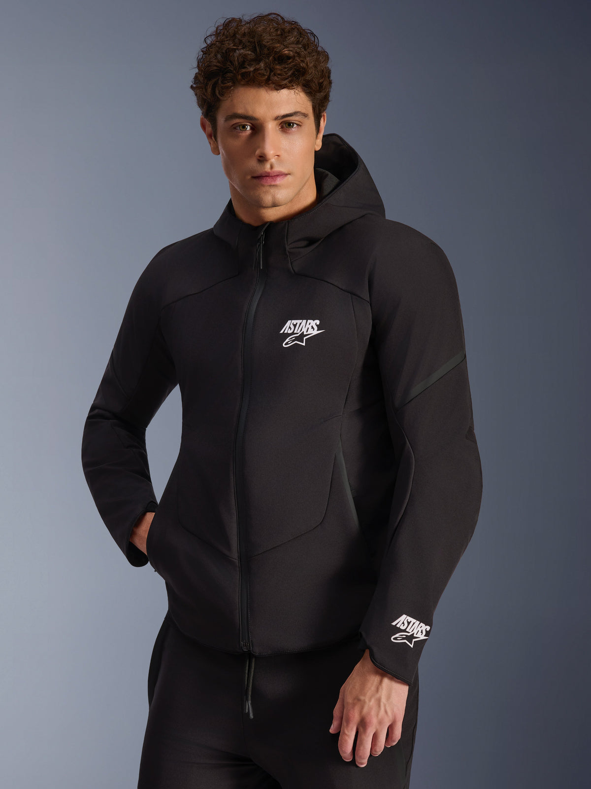 Alpinestars Aeroshell Waterproof Jacket, casaco de moto softshell para homem, preto com logótipos ASTARS brancos e capuz.
