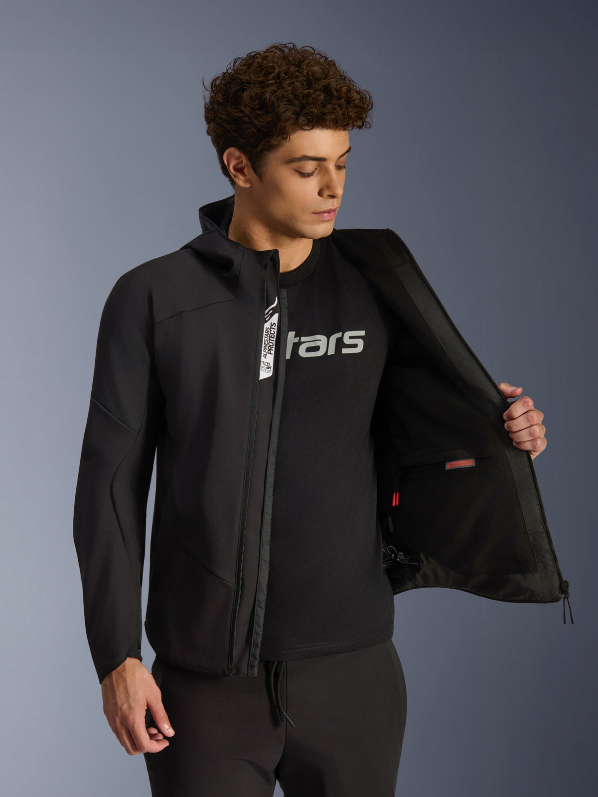 Alpinestars Aeroshell Waterproof Jacket, casaco de moto urbano em softshell para homem, preto, aberto com bolso interior.