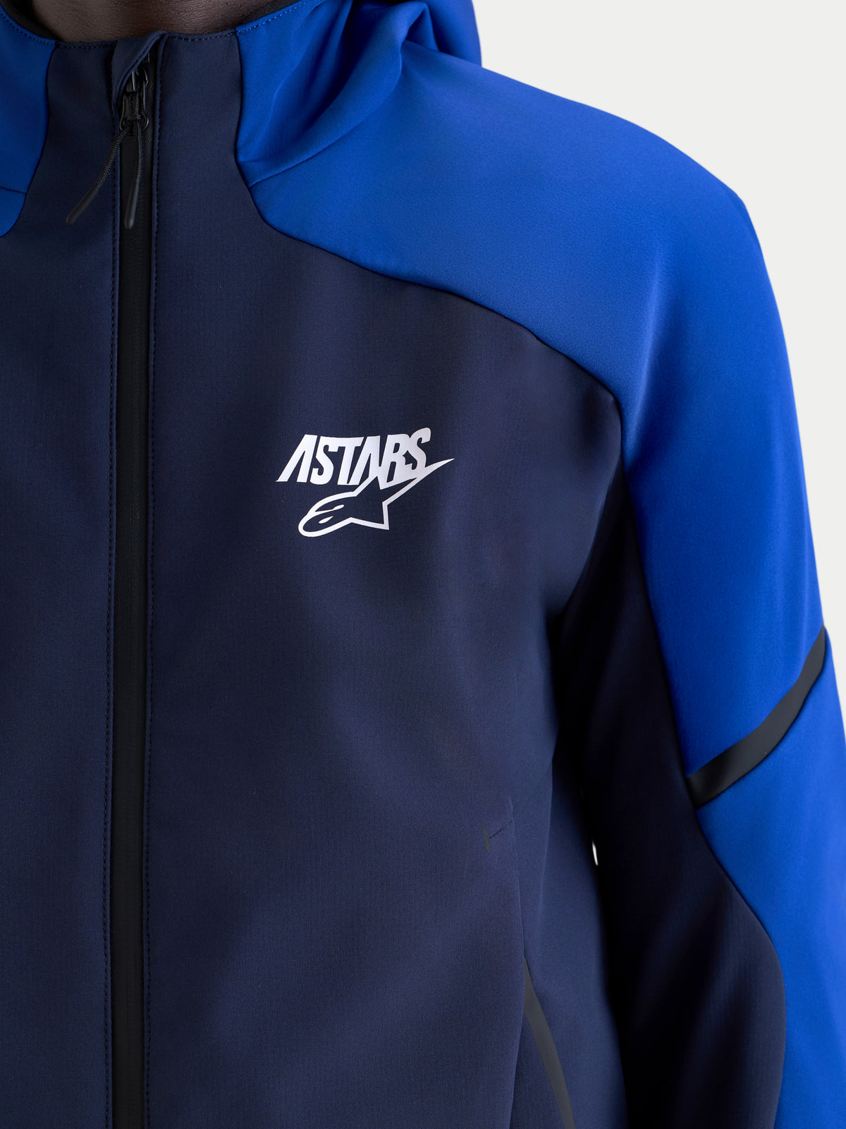 Alpinestars Aeroshell WP casaco, blusão softshell de moto para homem, azul-escuro e azul-brilhante, fecho impermeável e logótipo Astars branco no peito, close-up