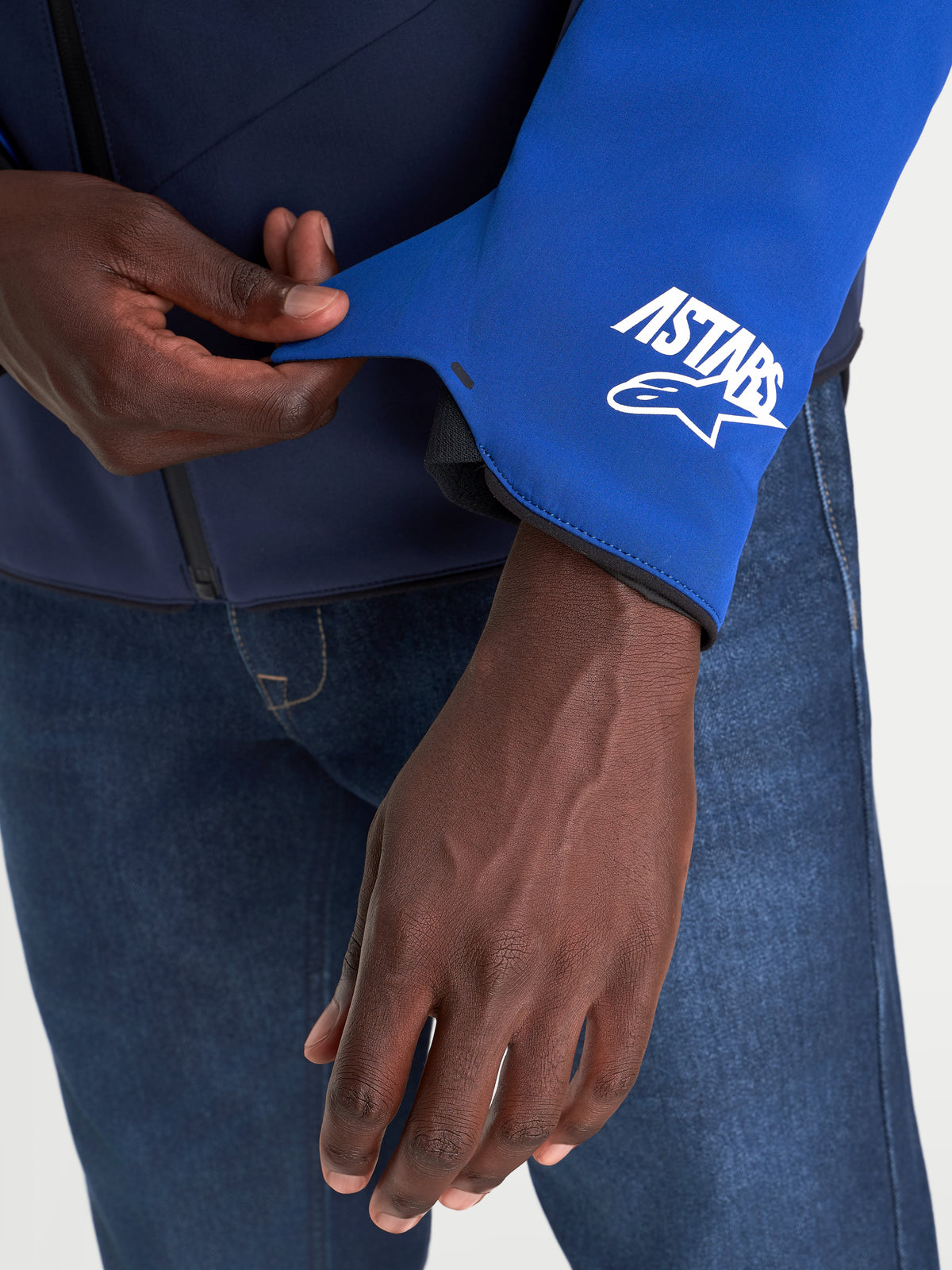 Alpinestars Aeroshell WP casaco impermeável de moto para homem, detalhe do punho da manga com o logótipo A-stars, azul-escuro e azul-brilhante