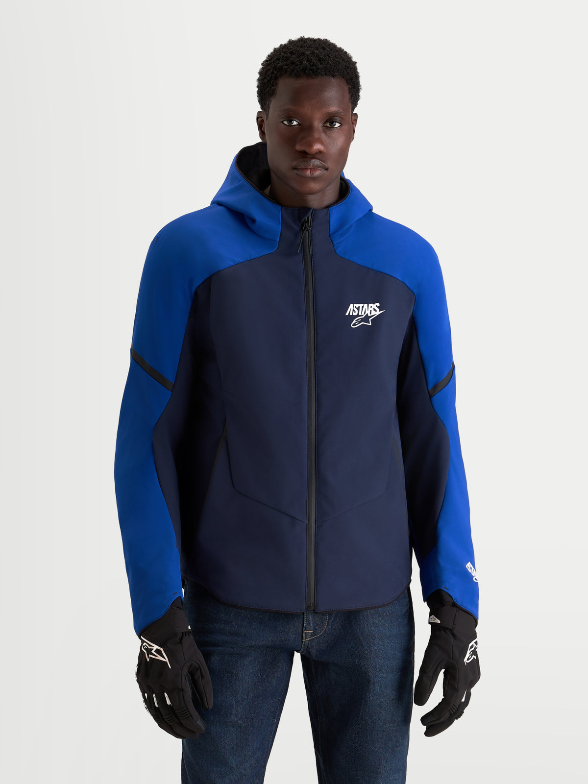 Alpinestars Aeroshell WP Casaco, blusão desportivo de moto em softshell com capuz para homem, azul-marinho e azul-brilhante, vestidas por um modelo