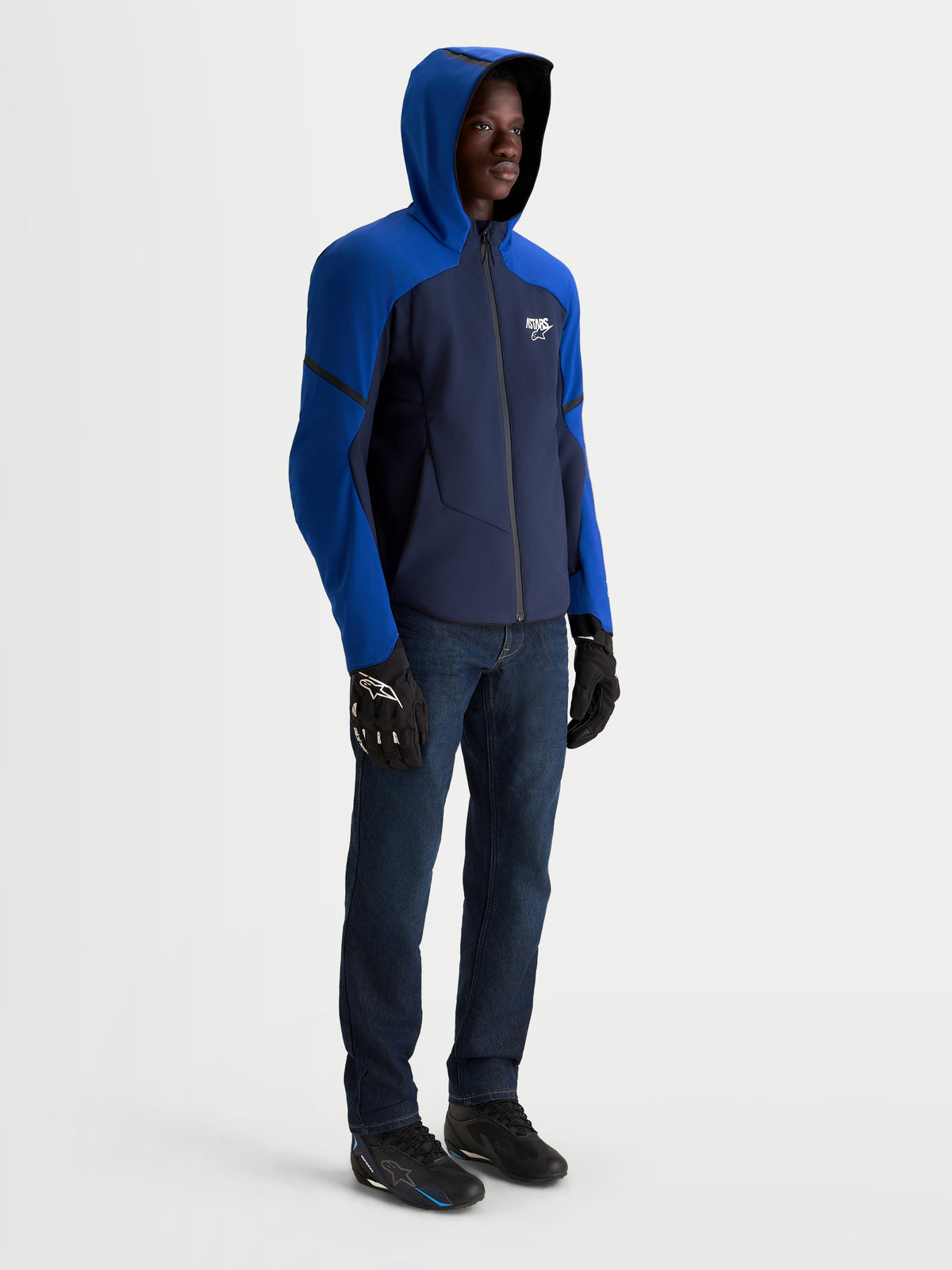 Alpinestars Aeroshell WP, blusão de moto impermeável para homem, azul-escuro e azul-brilhante, com capuz, num modelo com calças de ganga e sapatos de moto