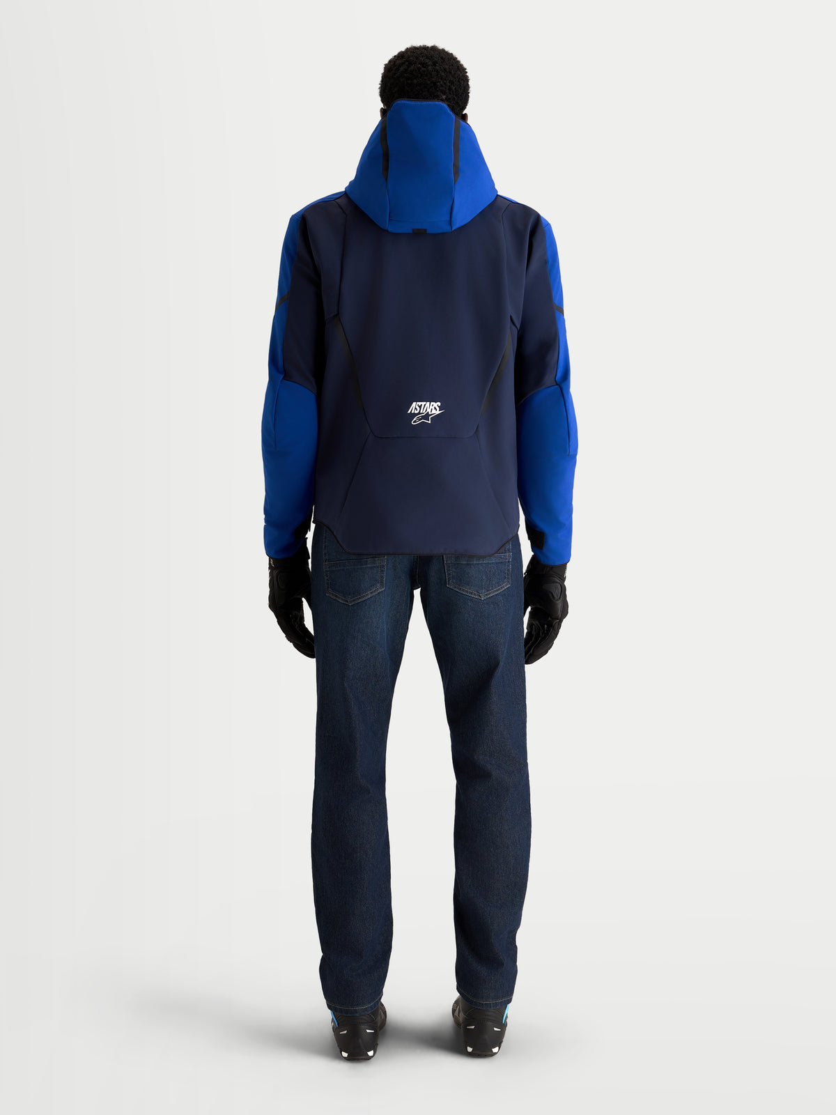 Alpinestars Aeroshell WP, casaco de moto impermeável para homem, azul-marinho e azul-brilhante, vista traseira num modelo com capuz e calças de ganga