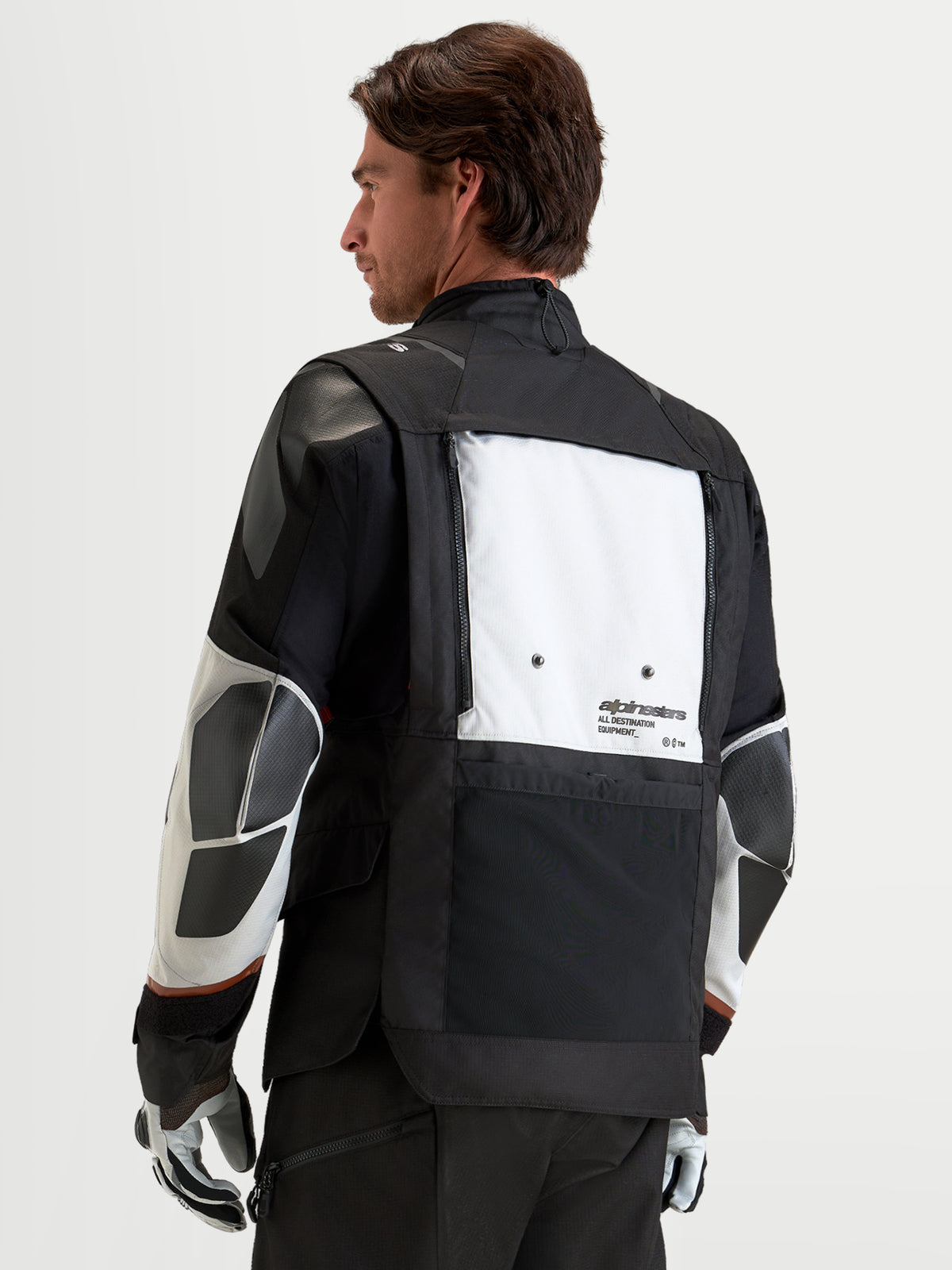 Alpinestars Harok V2 Drystar casaco de moto de aventura para homem, cinzento escuro, cinzento gelo e preto, com painel traseiro desdobrável, vista traseira num modelo