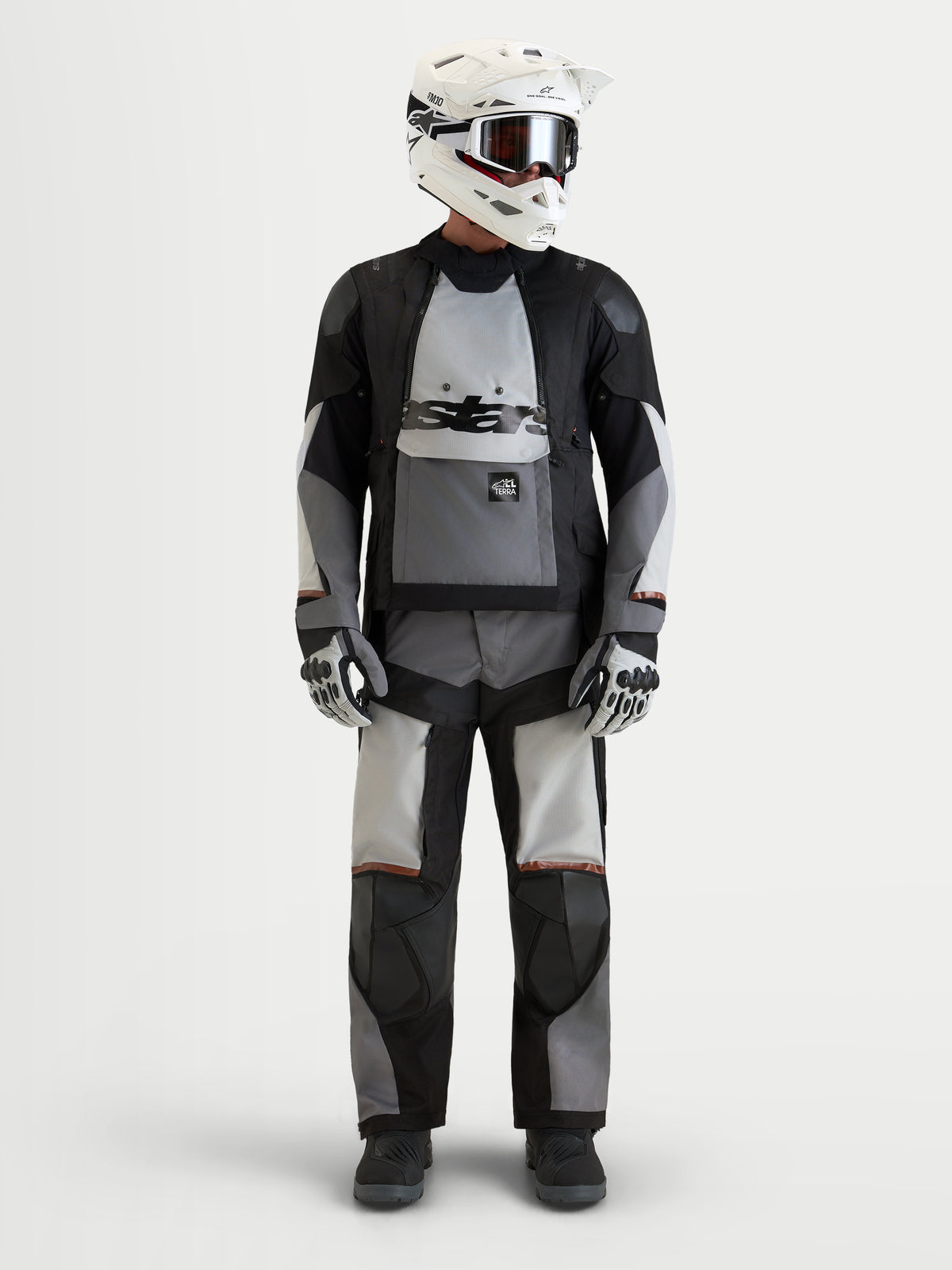 Alpinestars Harok V2 Drystar, casaco de moto de aventura para homem em cinzento-escuro, cinzento-gelo e preto, usado com equipamento de moto a condizer, capacete e luvas, certificado AA