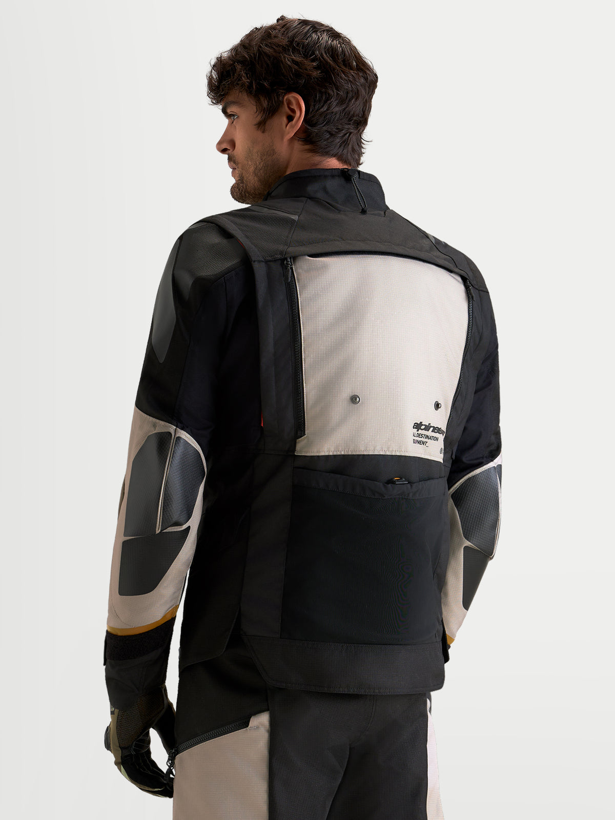 Alpinestars Harok V2 Drystar, casaco de moto de aventura para homem, alumínio, castanho e preto, vista traseira que mostra painéis de ventilação modulares e construção em tecido durável