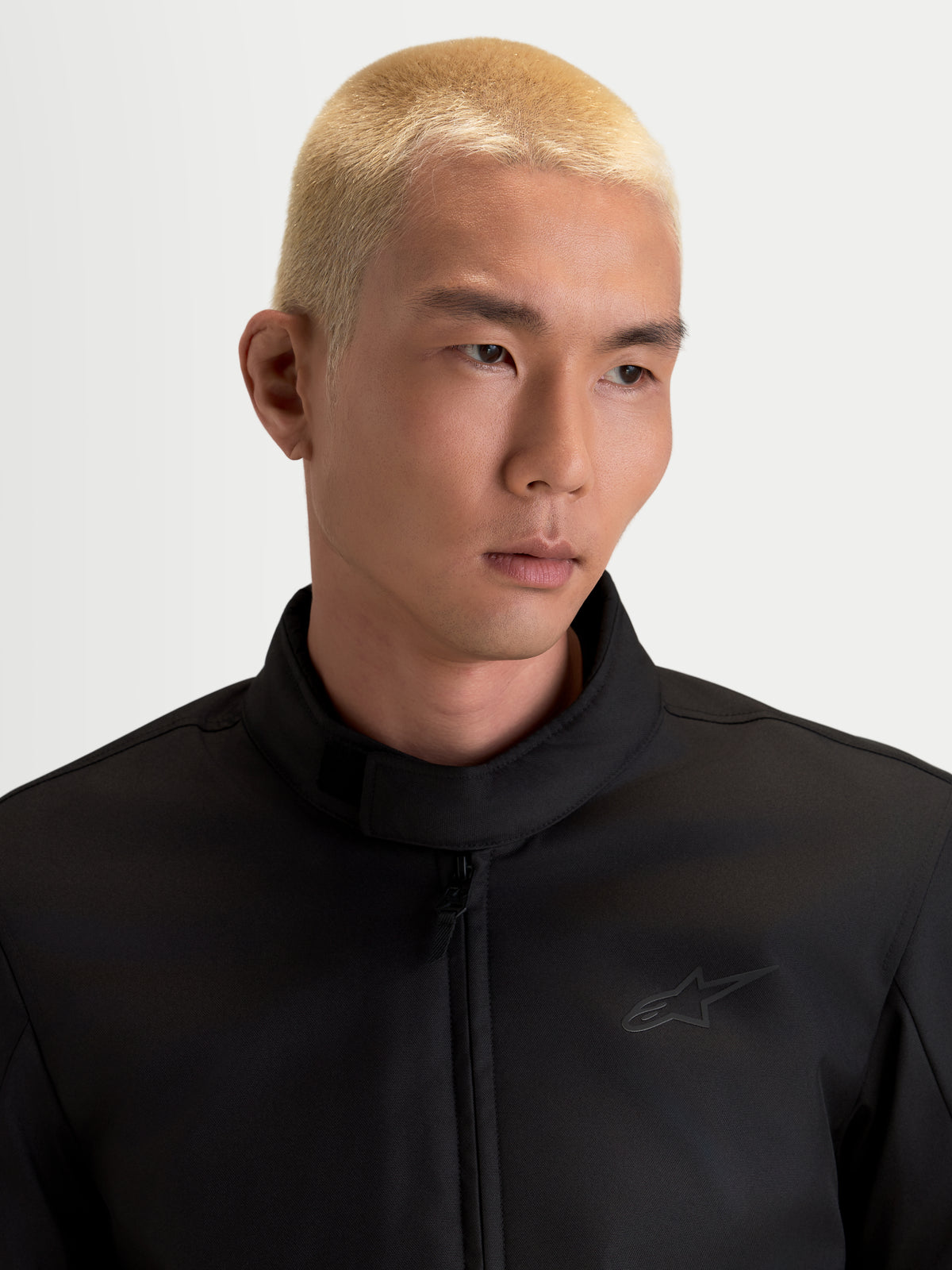 Alpinestars C-1 Waterproof casaco de moto para homem, preto, vista em plano aproximado a mostrar a gola de acabamento suave e a construção em tecido técnico num modelo
