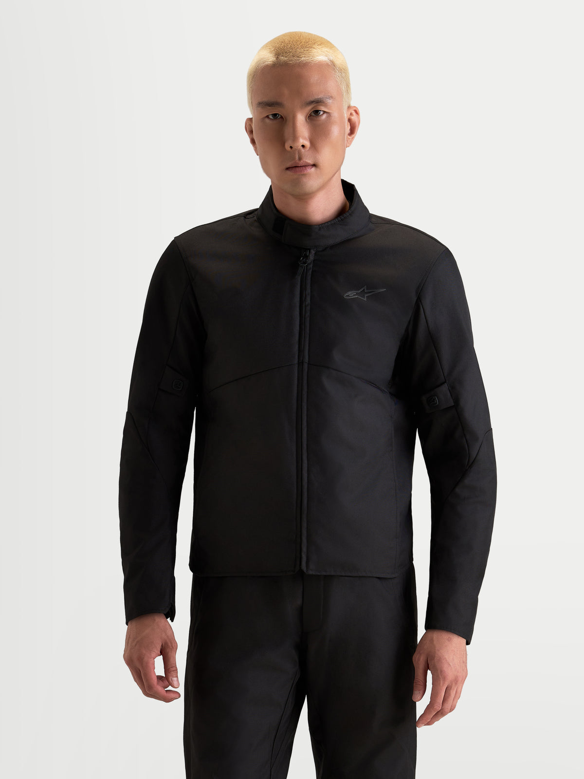 Alpinestars C-1 Waterproof, casaco de moto urbano para homem, preto, vista frontal num modelo a mostrar a construção em tecido impermeável e a gola alta