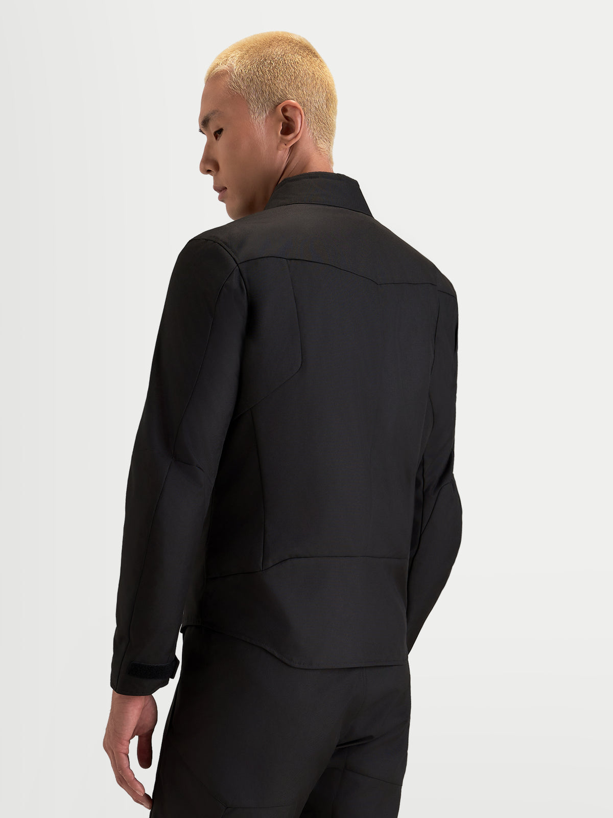 Alpinestars C-1 Waterproof, casaco de moto urbano para homem, preto, vista traseira a mostrar o padrão dorsal em 3D e a gola de acabamento suave num modelo