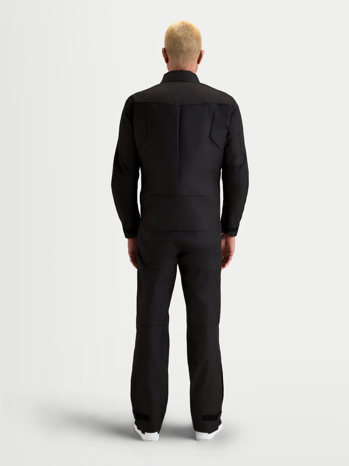 Alpinestars C-1 Waterproof casaco de moto urbano para homem, preto, vista traseira num modelo a mostrar a construção em tecido e o padrão ergonómico nas costas