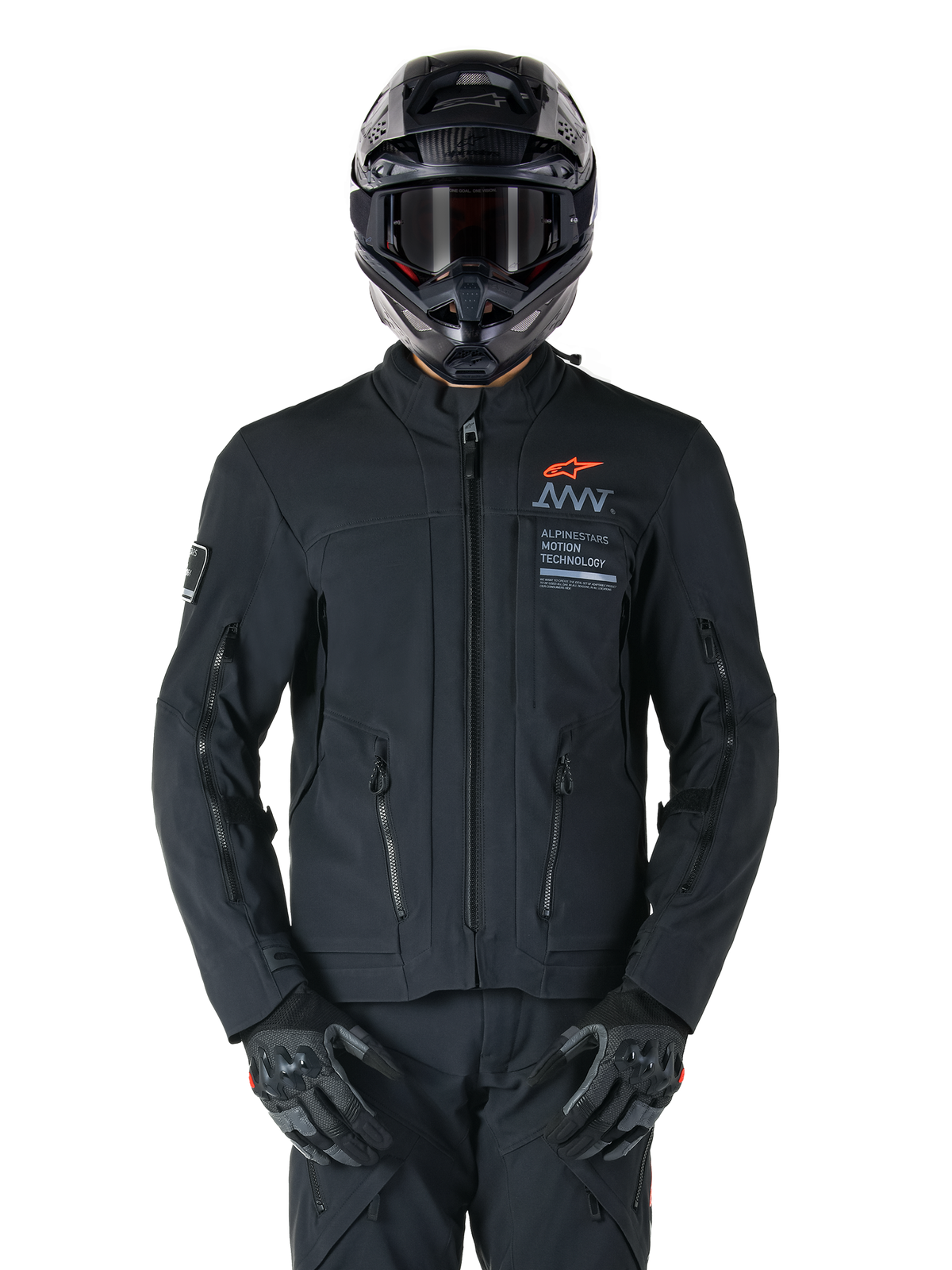 Casaco Alpinestars AMT-8 Stretch Drystar® XF, casaco de motociclismo preto, com logótipo Alpinestars laranja e marca AMT cinzenta, gola alta com fecho frontal e aberturas de ventilação, usado com capacete e luvas pretos, equipamento de proteção para touring de aventura