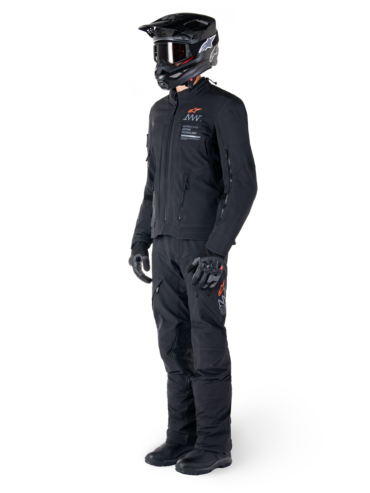 Casaco Alpinestars AMT-8 Stretch Drystar® XF, casaco de motociclismo de aventura, preto, usado com calças, capacete e luvas a condizer, com o logótipo Alpinestars Motion Technology e detalhes em laranja, construção elástica durável para condução de aventura