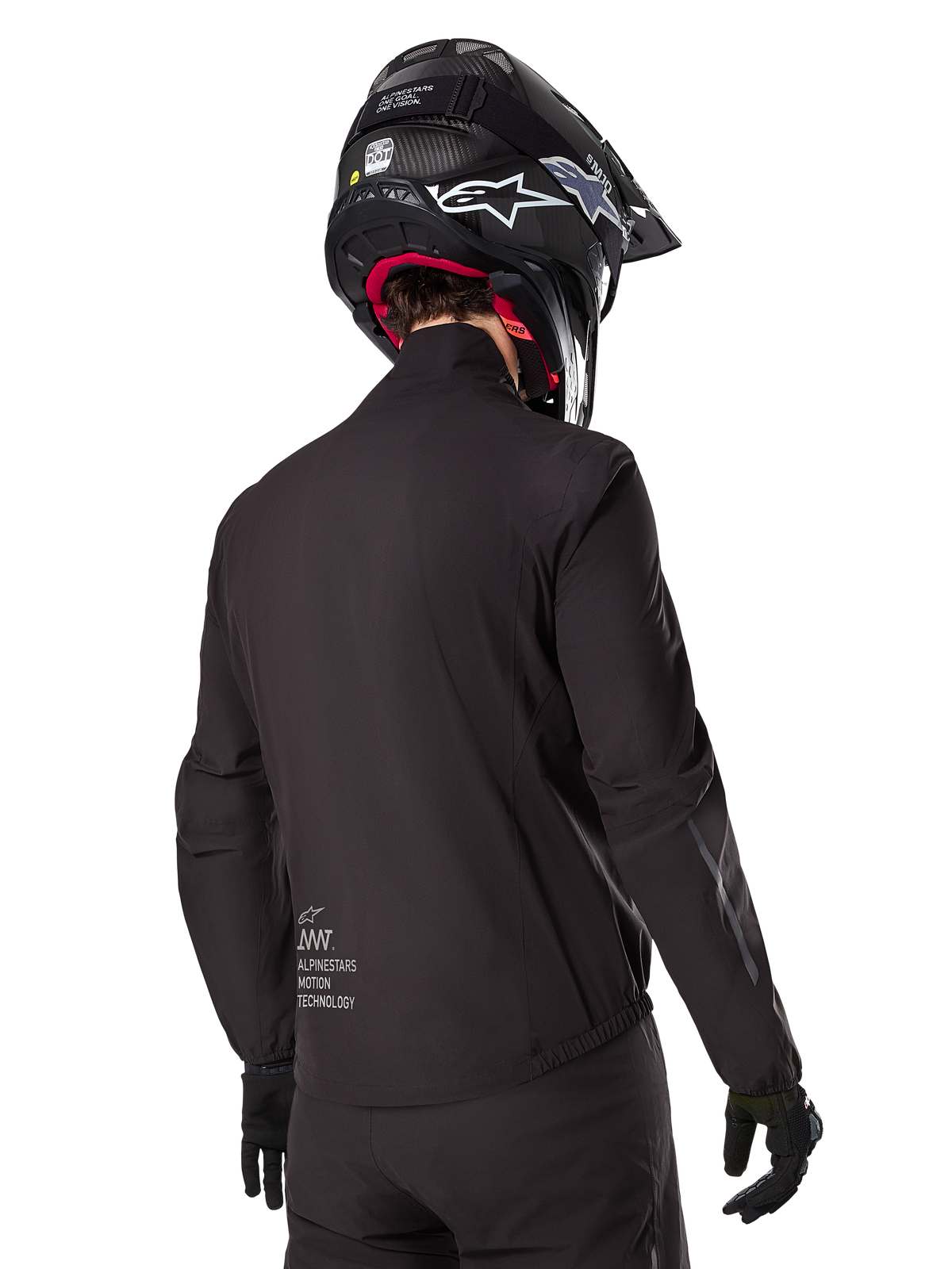 Alpinestars AMT-8 Stretch Drystar® XF Liner, forro de casaco impermeável preto, vista traseira num motociclista com capacete e luvas pretos, com o logótipo Alpinestars Motion Technology na zona lombar, design minimalista e funcional para condução de aventura