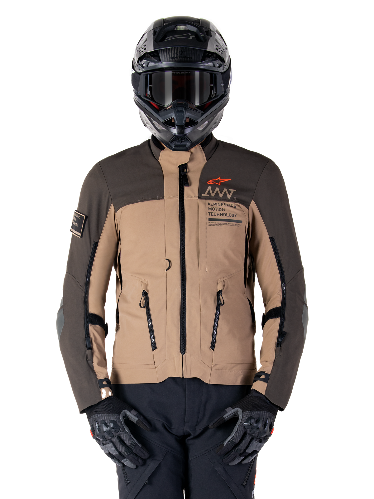 Alpinestars AMT-8 Stretch Drystar XF Jacket, casaco de moto para turismo e aventura, caqui escuro e castanho escuro, com logótipo Astars cor-de-laranja e fechos pretos, usado com capacete de aventura e luvas pretas, equipamento completo de motociclismo