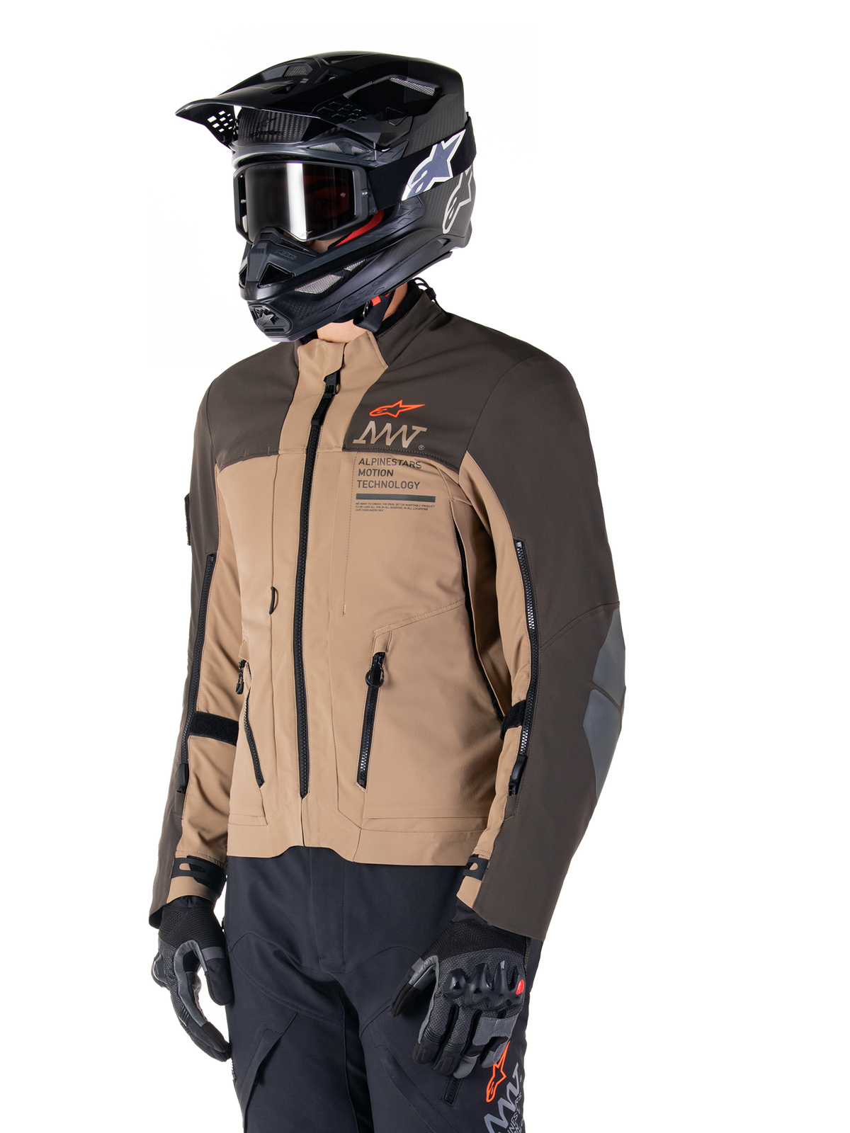 Casaco Alpinestars AMT-8 Stretch Drystar® XF, casaco de motociclismo de aventura, castanho escuro e caqui escuro, usado com capacete de todo-o-terreno preto e óculos, com marca Alpinestars Motion Technology e aberturas de ventilação com fecho