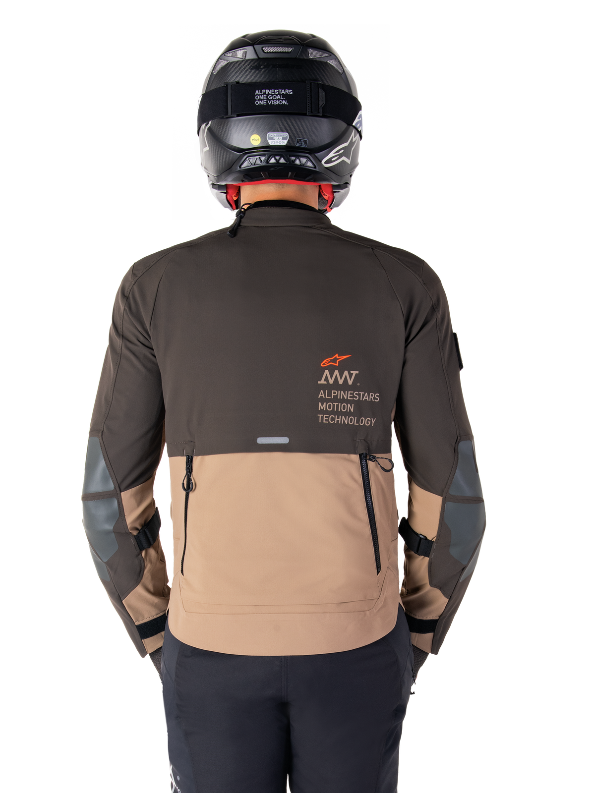Casaco Alpinestars AMT-8 Stretch Drystar® XF, vista traseira, design bicolor em castanho escuro e caqui escuro, com logótipo Alpinestars Motion Technology, bolso de carga traseiro com fecho e painéis protetores nos cotovelos, vestuário de motociclismo de aventura