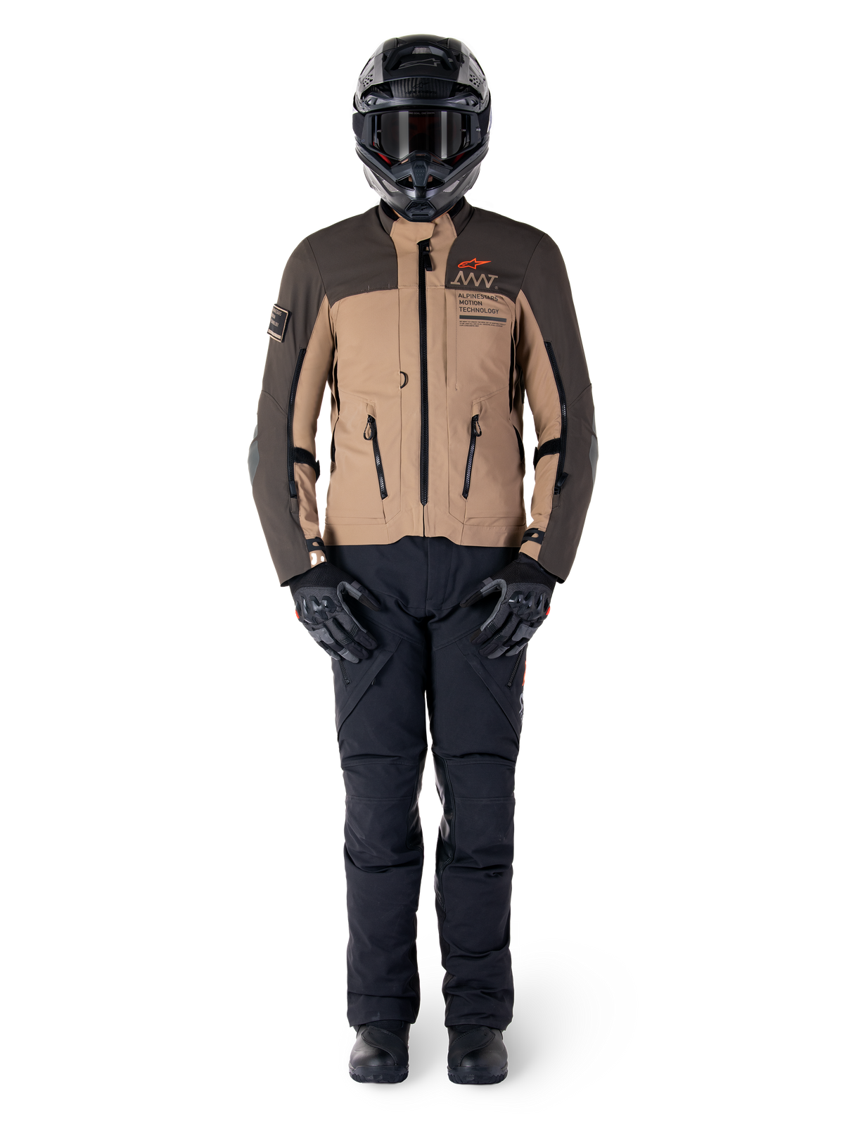 Casaco Alpinestars AMT-8 Stretch Drystar® XF, casaco de motociclismo de aventura, castanho escuro e caqui escuro, usado com um capacete preto, óculos de proteção, luvas pretas, calças pretas e botas pretas, com aberturas de ventilação no peito e logótipo AMT, equipamento coordenado para turismo de aventura