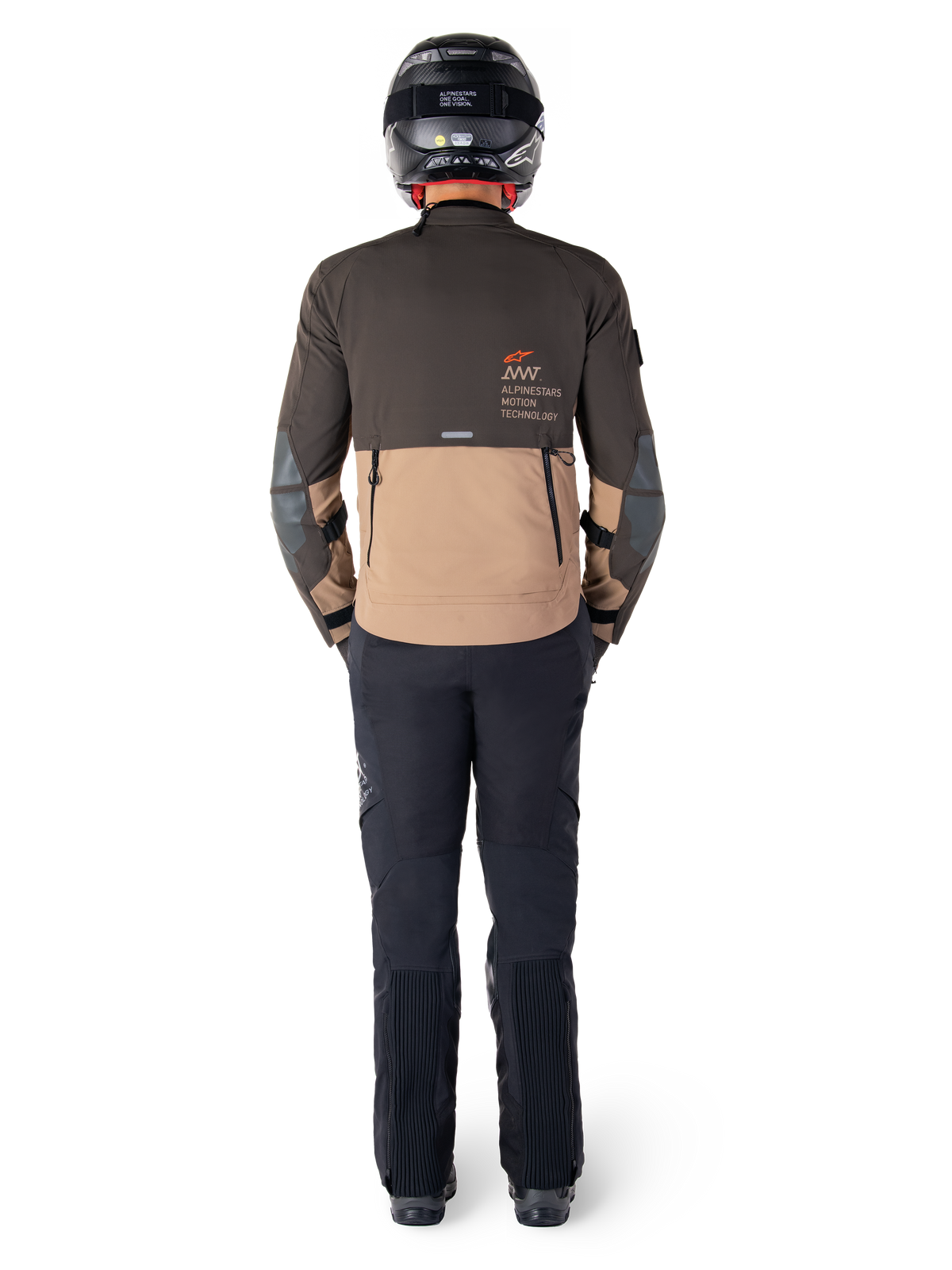 Casaco Alpinestars AMT-8 Stretch Drystar® XF, casaco Adventure Touring, castanho escuro e caqui escuro, vista traseira mostrando a marca Alpinestars Motion Technology nas costas, usado com calças pretas e capacete integral preto, têxtil elástico de performance para equipamento de motociclismo de aventura