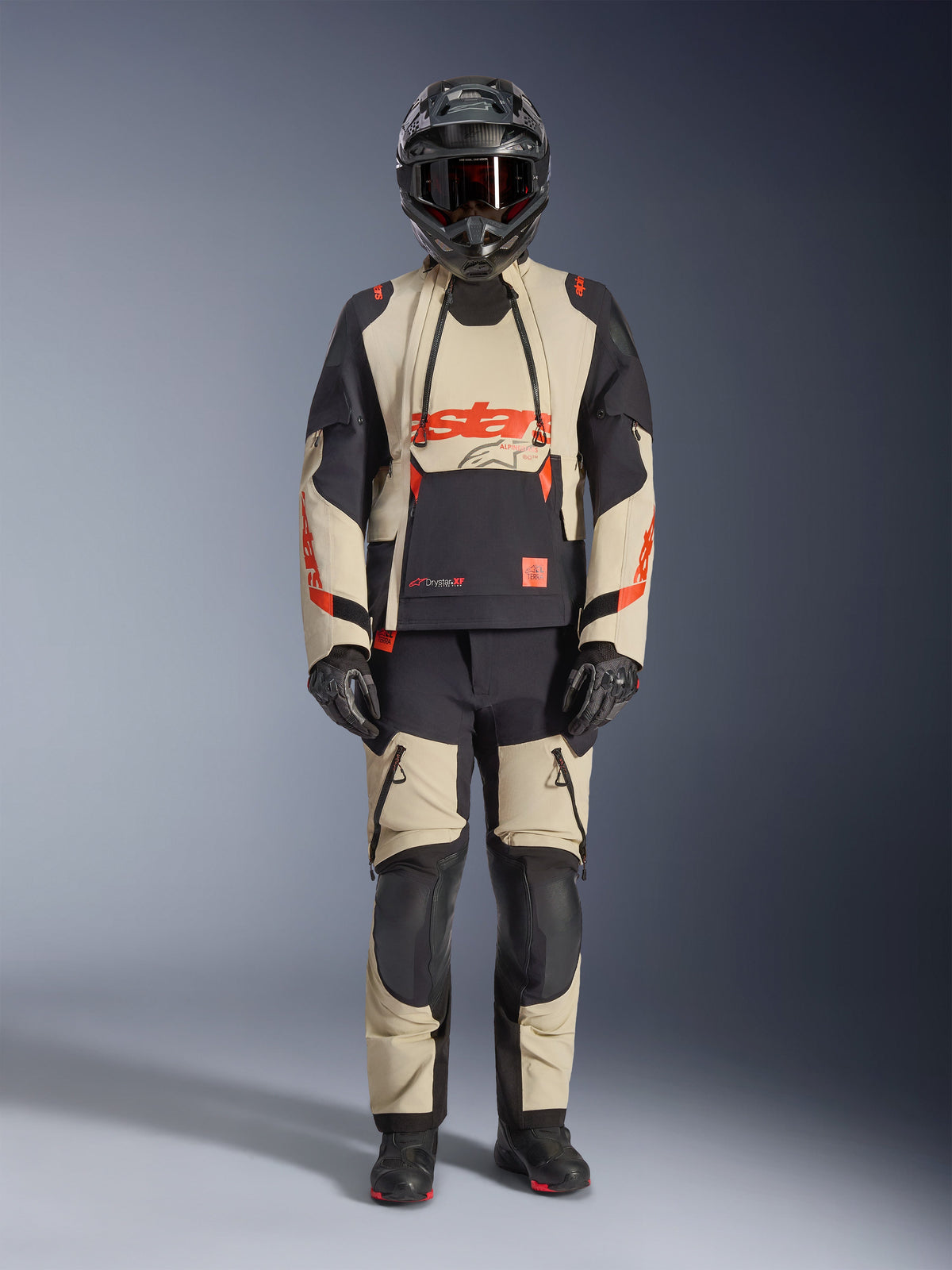 Alpinestars Halo Pro Drystar® XF Laminated Jacket, casaco de motociclismo de aventura, Mastic Black, bege e preto com detalhes laranja, usado com calças a condizer, capacete e luvas, design técnico com fechos de correr impermeáveis e painéis modulares para condução em estrada e fora de estrada