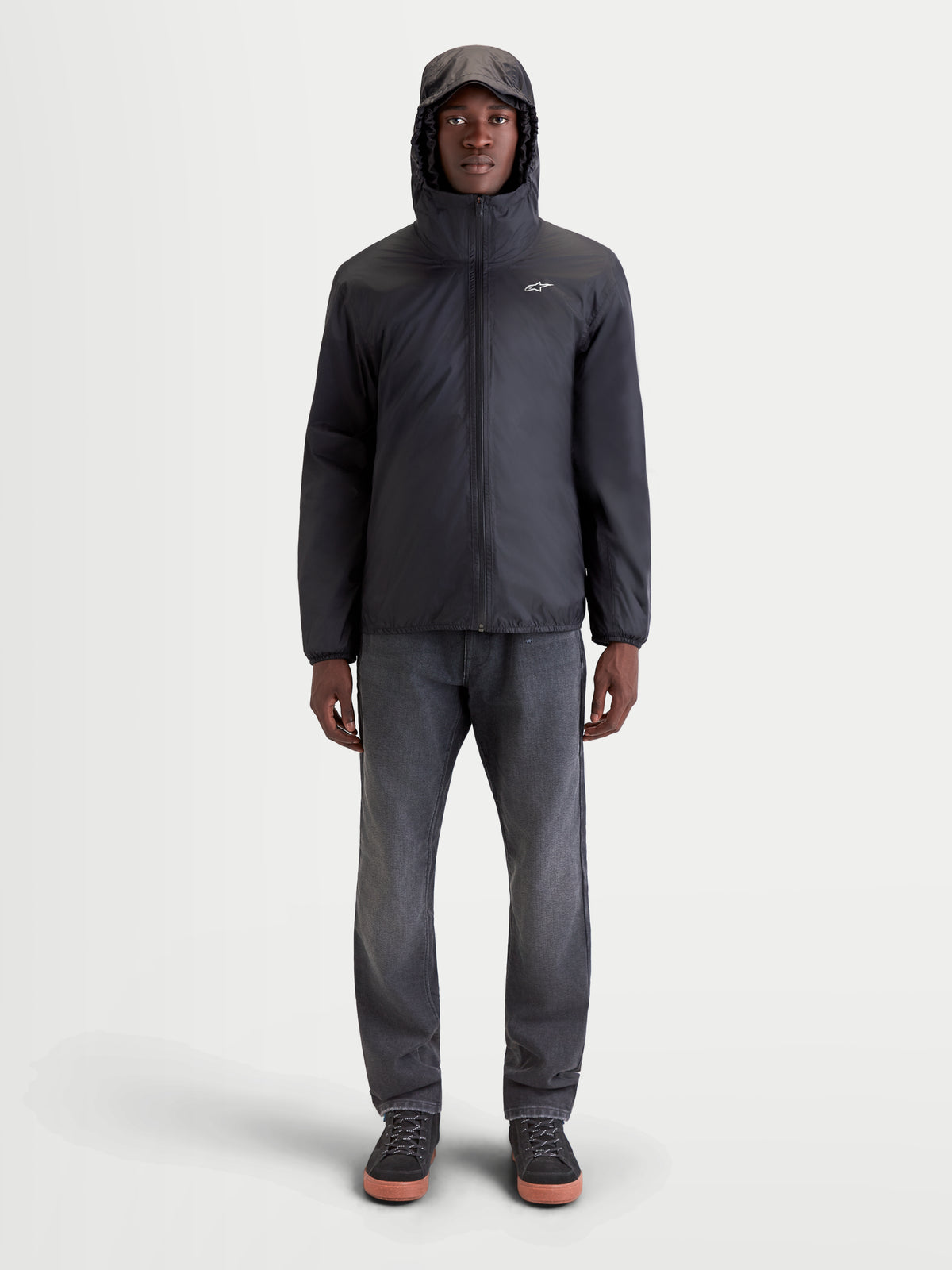 Alpinestars Morfex Parka Wp casaco, casaco de moto urbano contemporâneo para homem em cinzento lunar e preto, vista frontal num modelo a vestir o casaco têxtil impermeável com capuz integrado posto