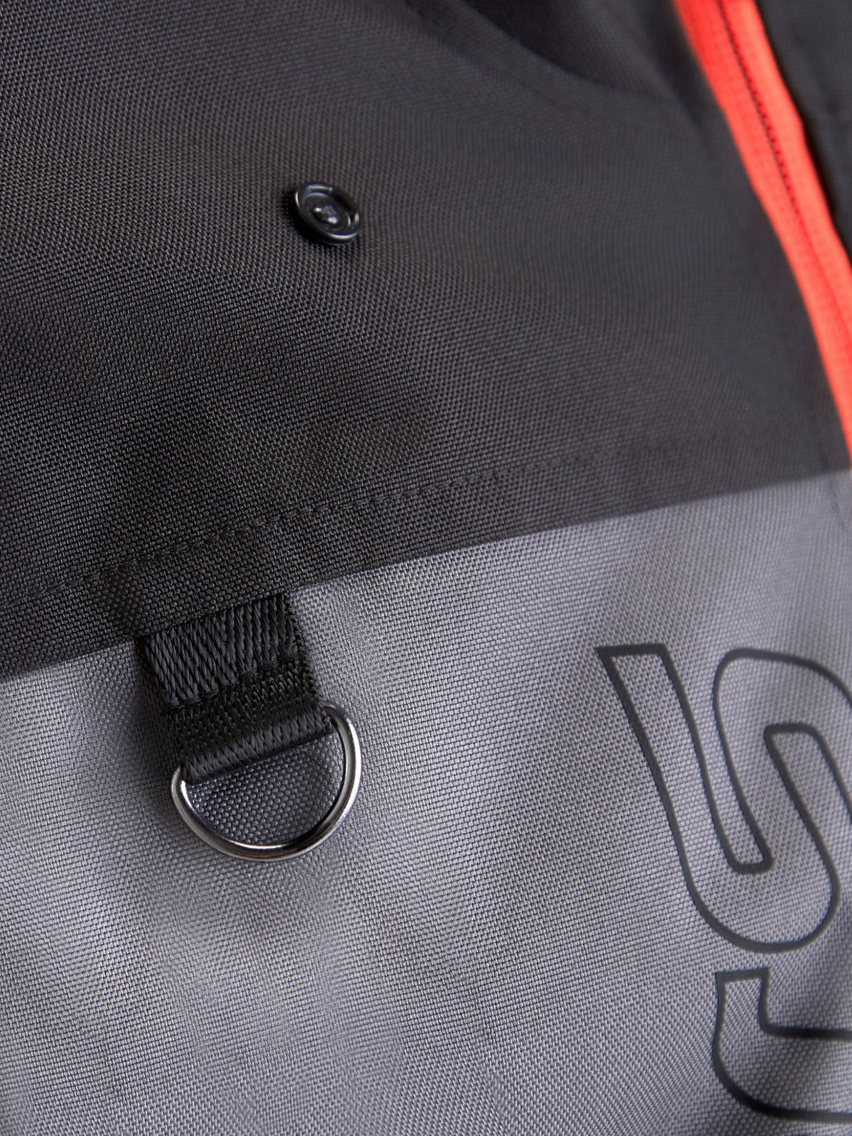 Alpinestars Morfex Parka Wp, casaco de moto urbano contemporâneo para homem, cinzento e preto, pormenor em plano rapproché que mostra a construção durável em tecido sintético, anilha em D e caraterísticas de design impermeável