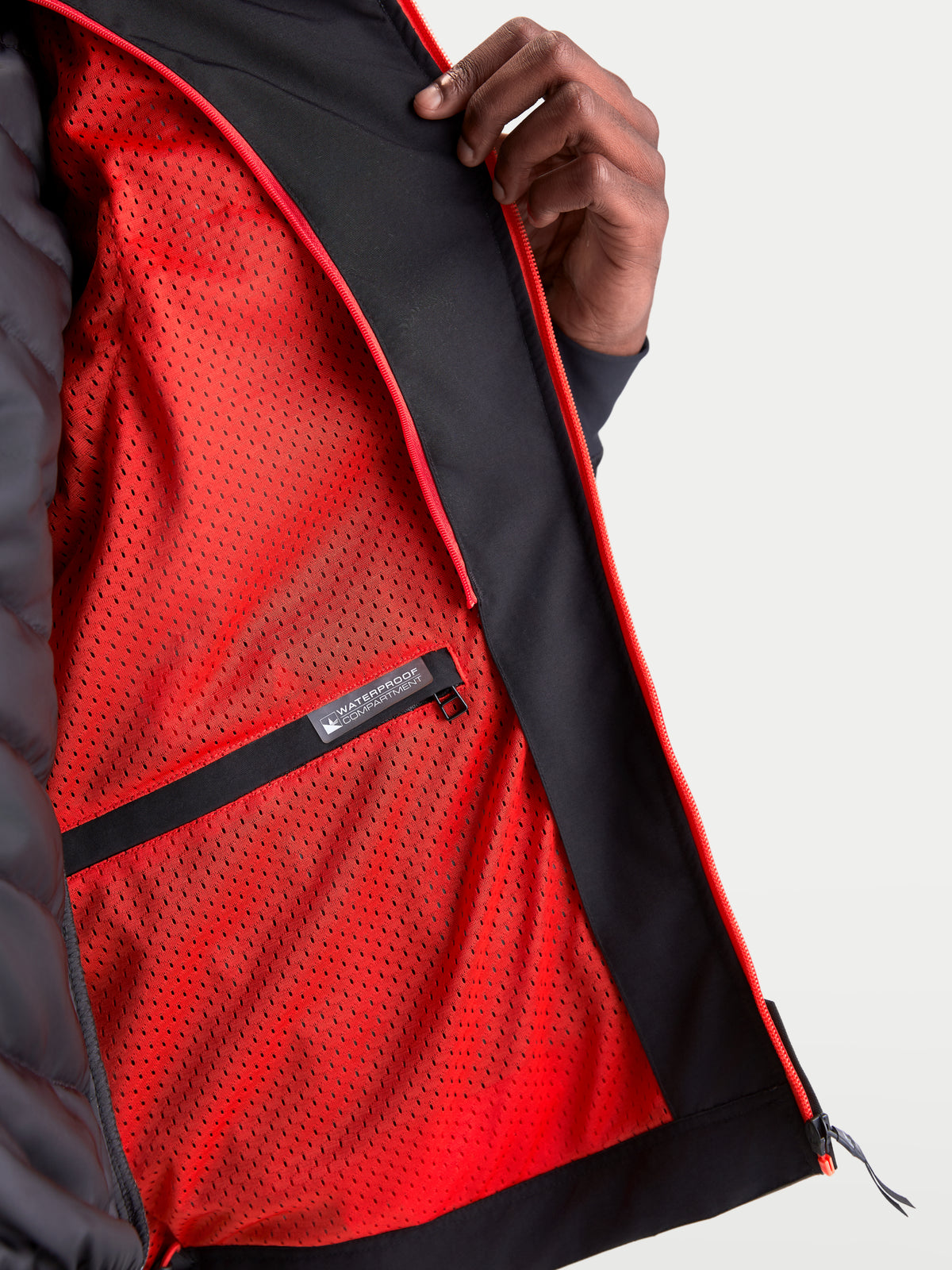 Alpinestars Morfex Parka casaco de moto urbano para homem em cinzento lunar e preto, vista interior em pormenor a mostrar o forro de rede vermelho vibrante e a etiqueta do compartimento impermeável