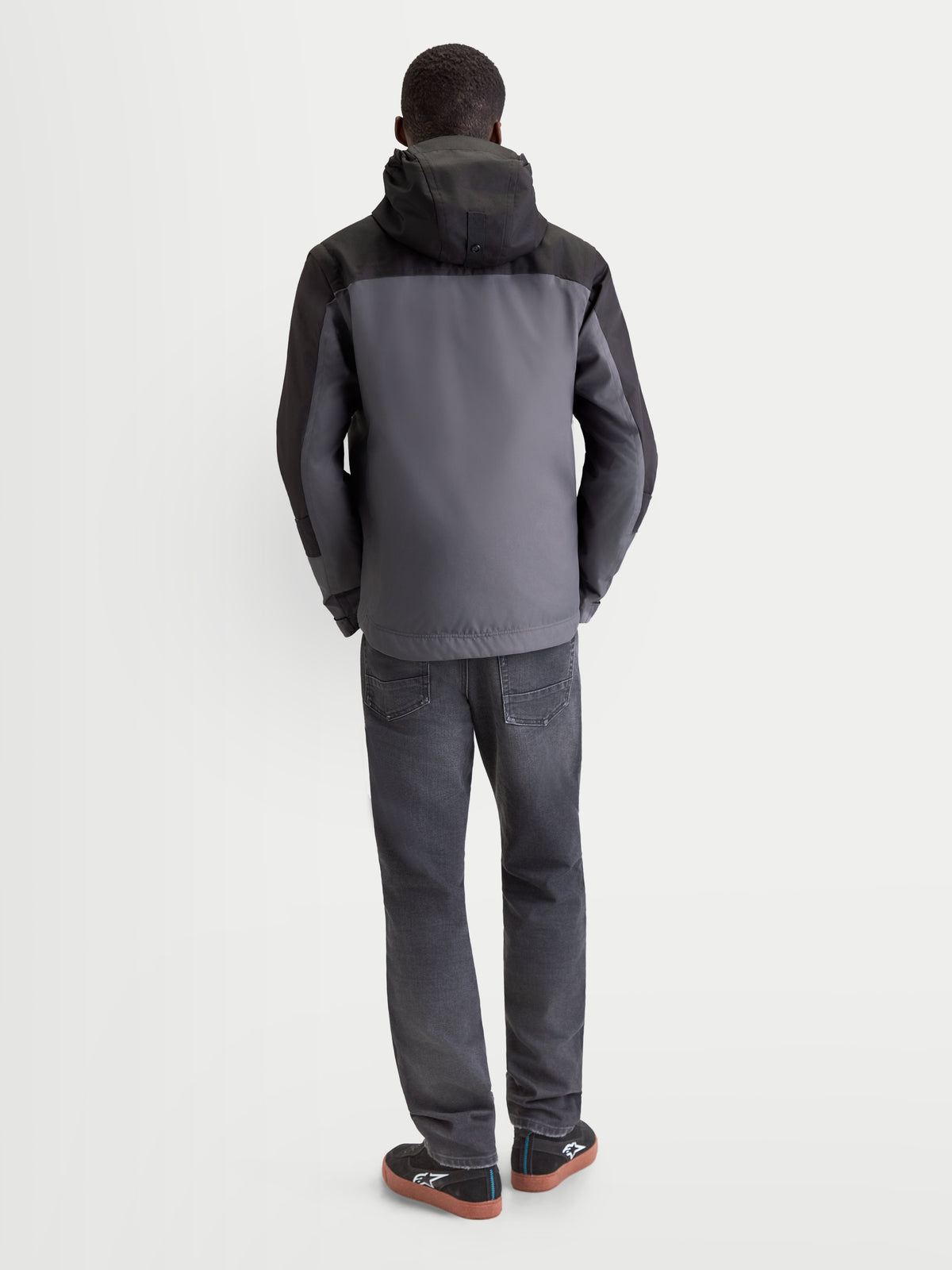 Alpinestars Morfex Parka Wp, casaco impermeável de moto para homem, cinzento lunar e preto, vista traseira num modelo com capuz integrado