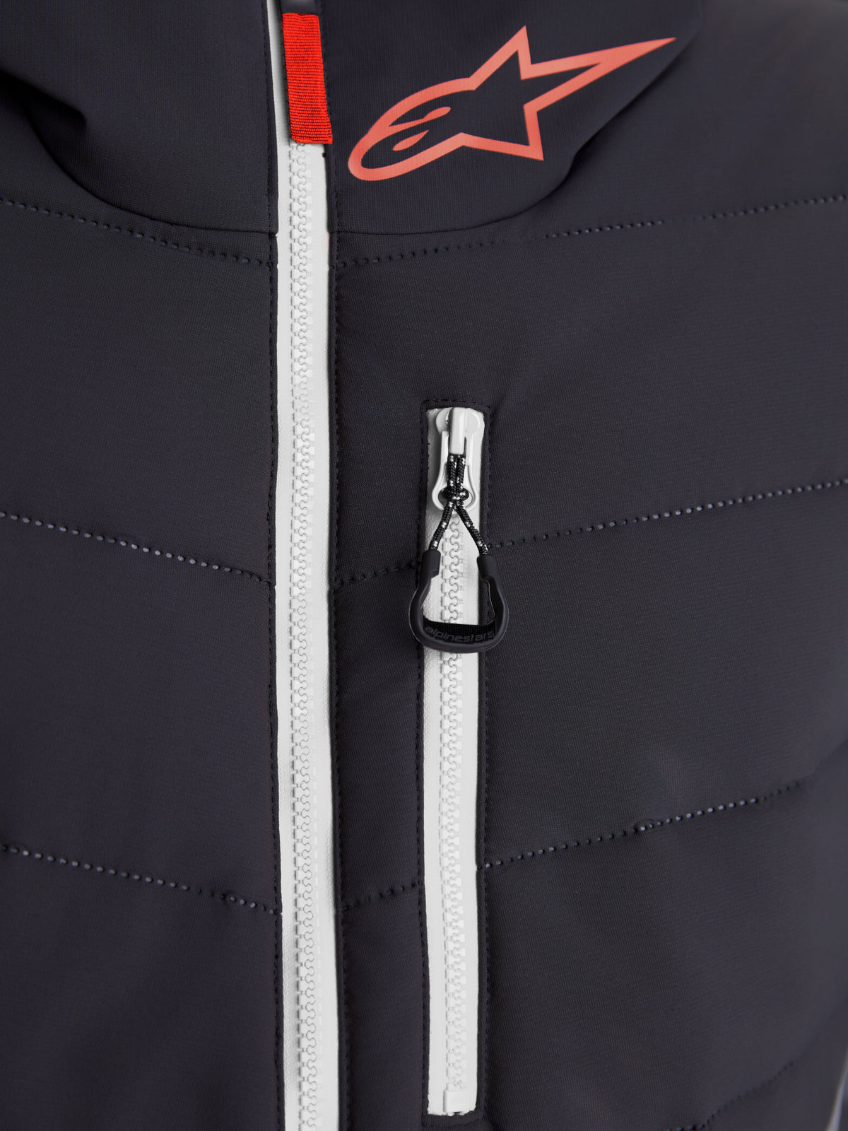 Alpinestars Casaco Therma-Tech Impermeável, casaco de moto urbano contemporâneo, vista de pormenor da construção acolchoada, fecho éclair principal branco e logótipo Alpinestars, preto e cinzento escuro com apontamentos em vermelho