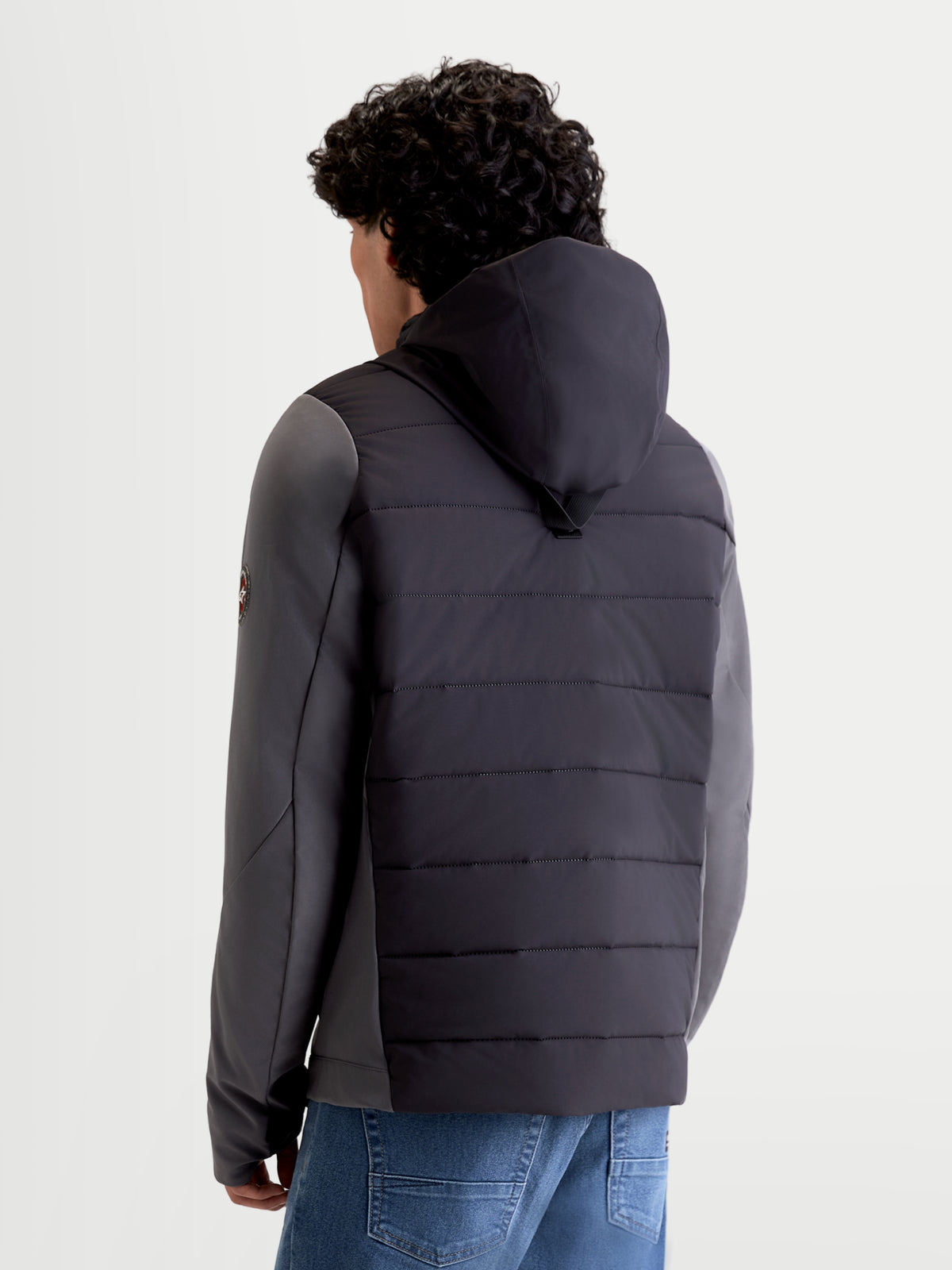Alpinestars Therma Tech Wp Jk, blusão de moto urbano para homem em preto e cinzento escuro, vista traseira num modelo a mostrar sistema de capuz integrado e construção acolchoada