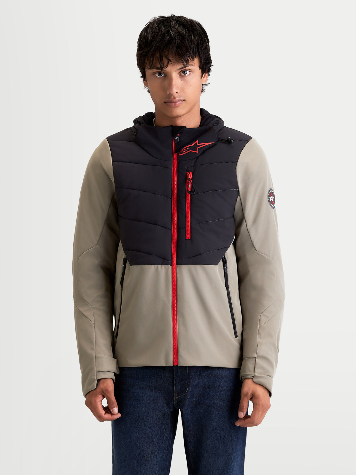 Alpinestars Therma-Tech WP casaco de moto para homem, urbano e contemporâneo em preto e cinzento, vista frontal num modelo a vestir o casaco têxtil isolado com capuz e fechos vermelhos