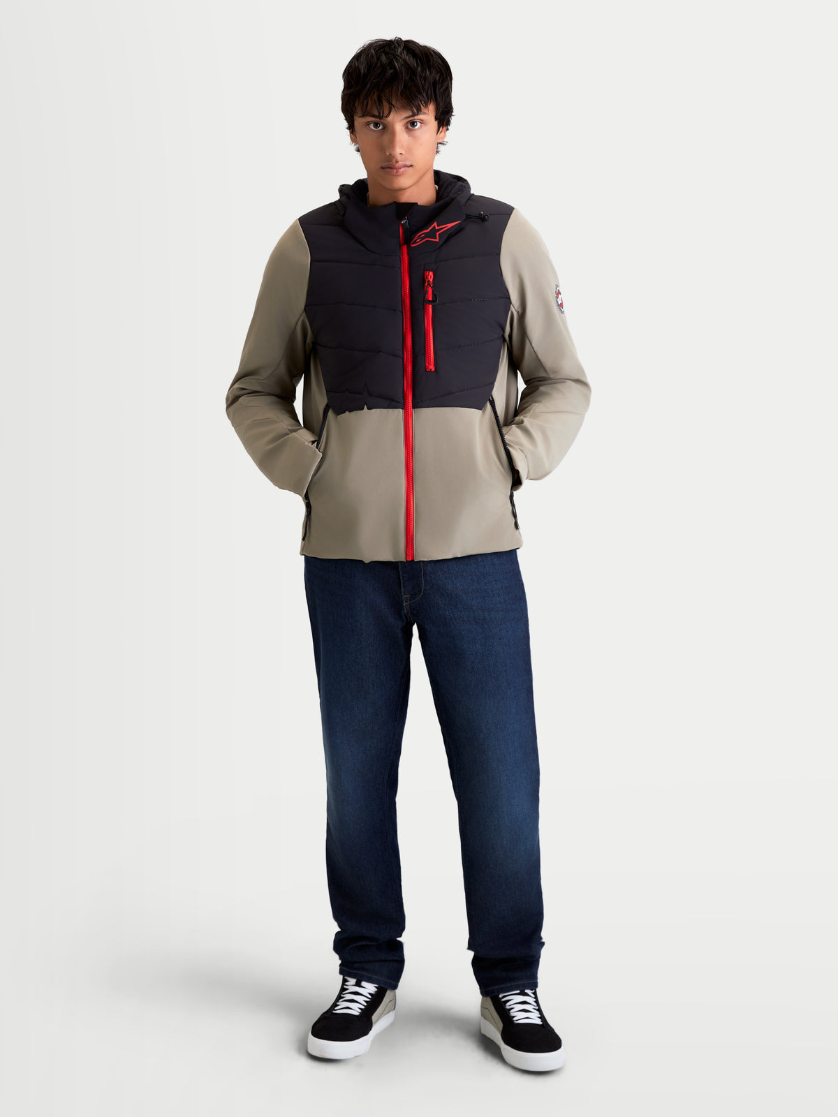 Alpinestars Therma Tech Wp casaco, casaco de moto urbano contemporâneo para homem em preto e cinzento, vista frontal num modelo a vestir o casaco térmico com fecho frontal vermelho