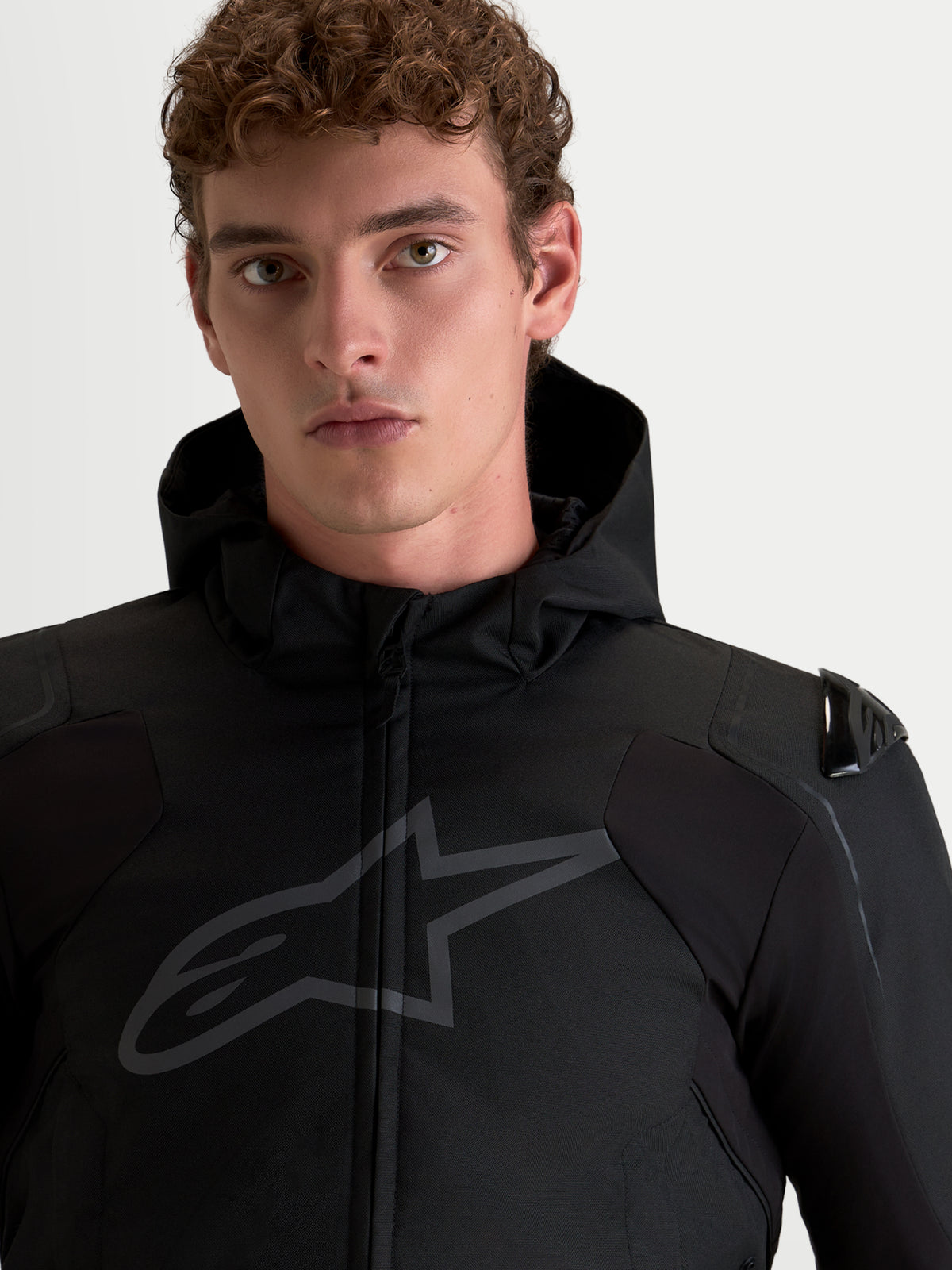 Alpinestars Zaca V2 Waterproof Casaco, casaco de moto para homem, preto, com proteção de ombros DFS e capuz integrado, retrato de perto num modelo