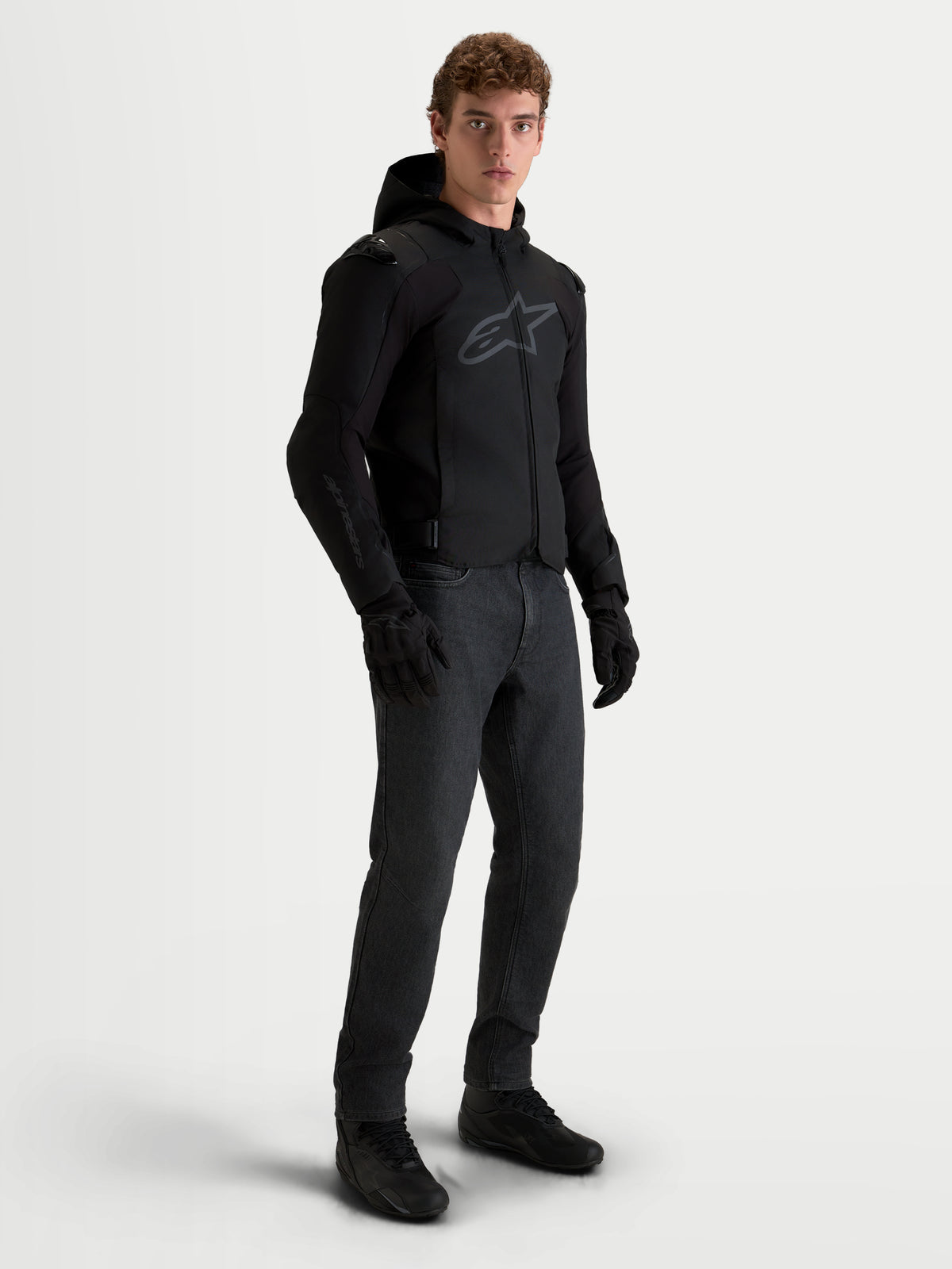 Alpinestars Zaca V2 Waterproof Casaco de moto para homem, preto com capuz, proteção com certificação CE e flexibilidade em softshell, vestido por um modelo
