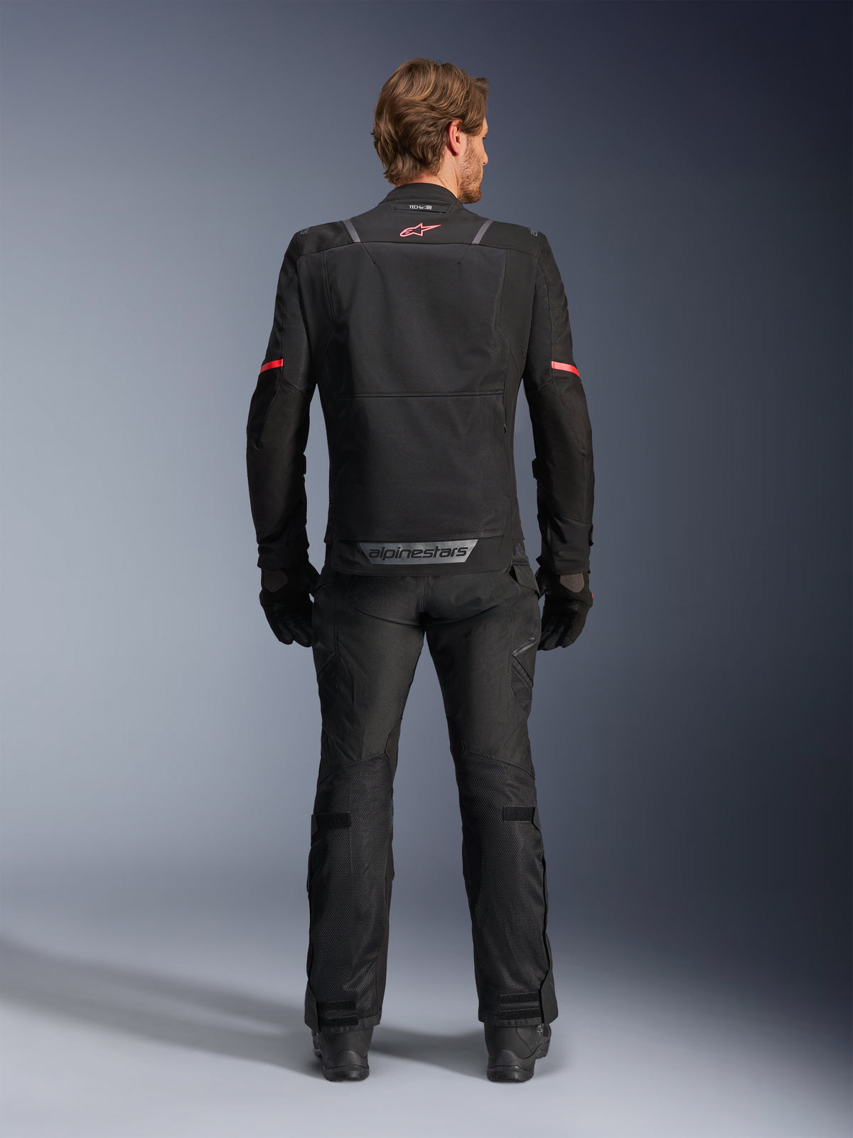 Alpinestars ST-2 Air, casaco de moto touring para homem, preto, com painéis em malha e logótipo vermelho, vista traseira.
