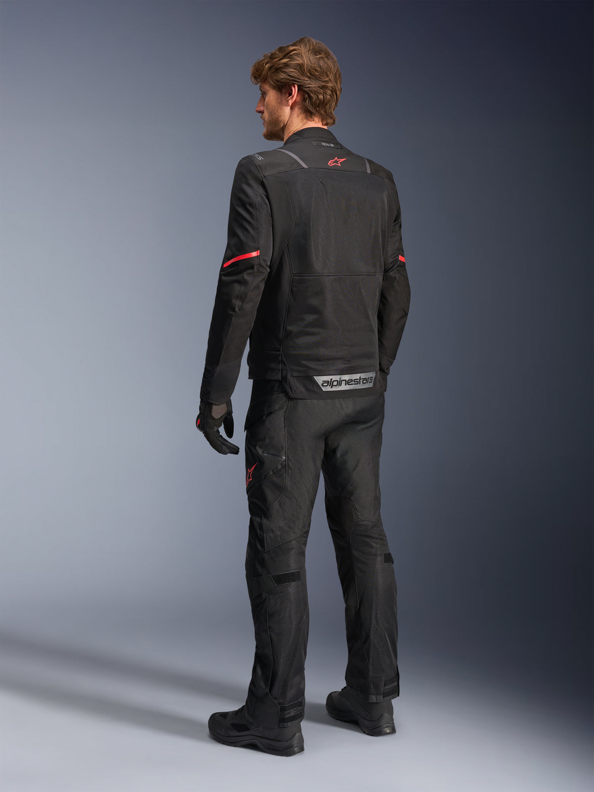 Alpinestars ST-2 Air, casaco de moto touring para homem, preto, painéis em malha e logótipo vermelho, vista traseira.