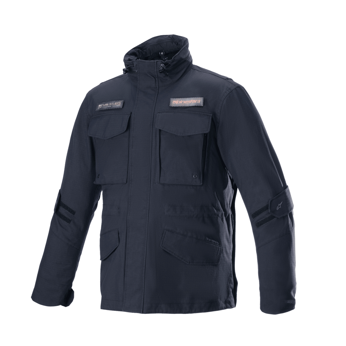 Alpinestars MO.ST.EQ Field Waterproof Primaloft Jacket, casaco de motociclismo urbano, preto, estilo field jacket, quatro bolsos frontais com aba, gola alta com cordões, construção em ripstop durável com patches de logótipo