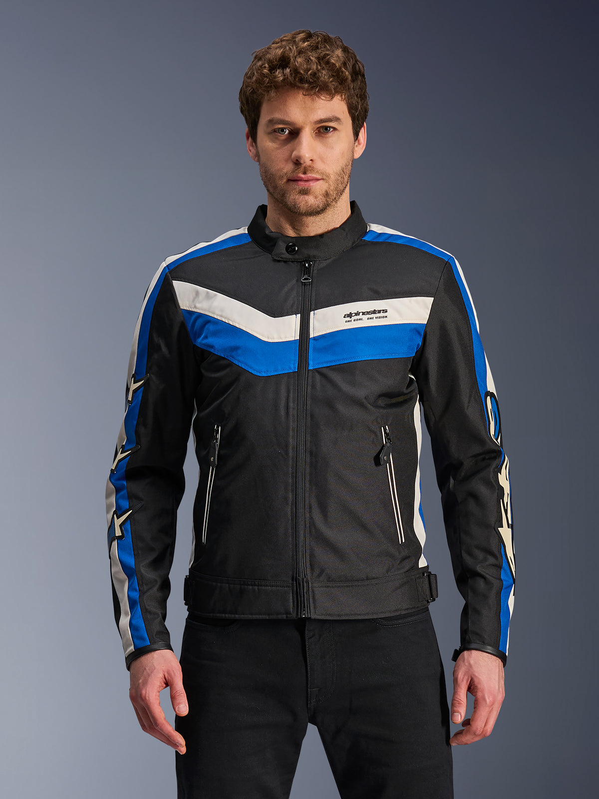 Casaco Alpinestars T-Dyno WR, casaco de motociclismo têxtil para homem, preto com riscas azuis e branco cru, design de chevron no peito e logótipos de estrelas nas mangas, fecho frontal e bolsos com fecho de correr, equipamento urbano de inspiração vintage