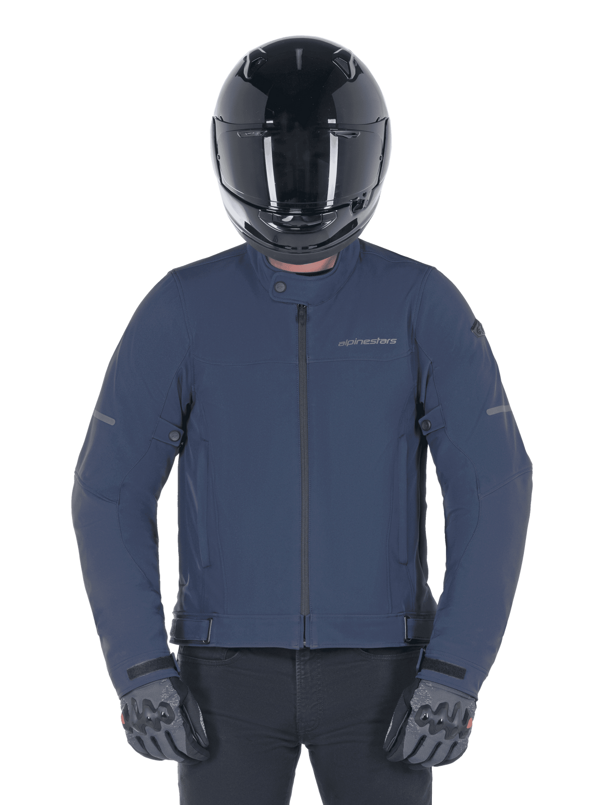 Casaco Alpinestars Husker Waterproof, Night Navy, casaco de motociclismo urbano usado com um capacete integral preto e luvas cinzentas, com um exterior em softshell técnico e logótipos discretos