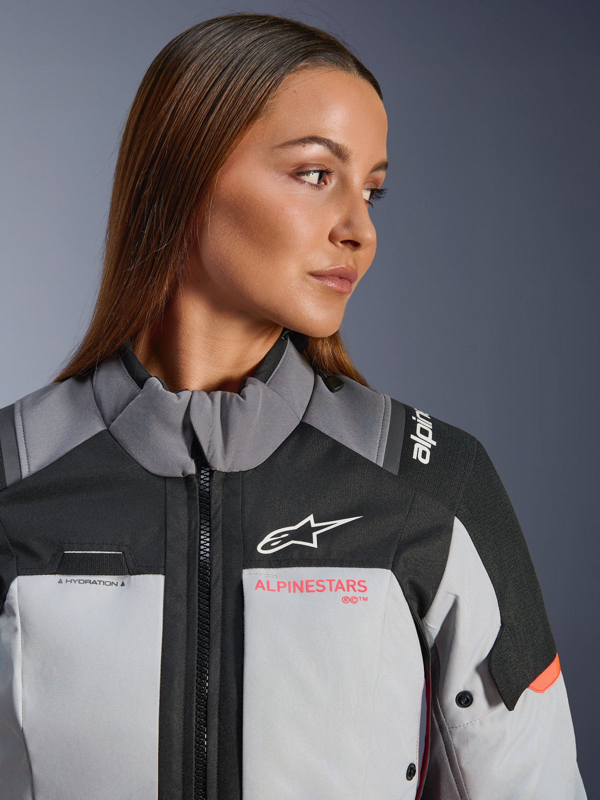 Alpinestars Stella Andes V4 Drystar®, casaco de moto para mulher em cinzento e coral fluo, têxtil técnico de aventura.