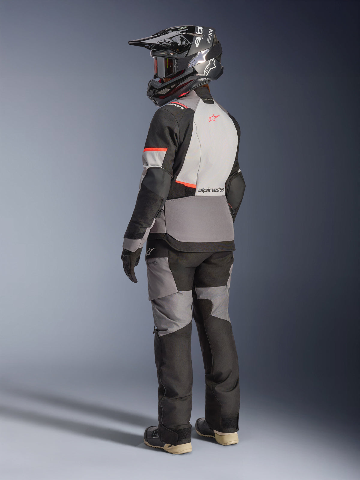 Alpinestars Stella Andes V4 Drystar, casaco de aventura para mulher, cinzento e preto, têxtil impermeável, vista traseira.