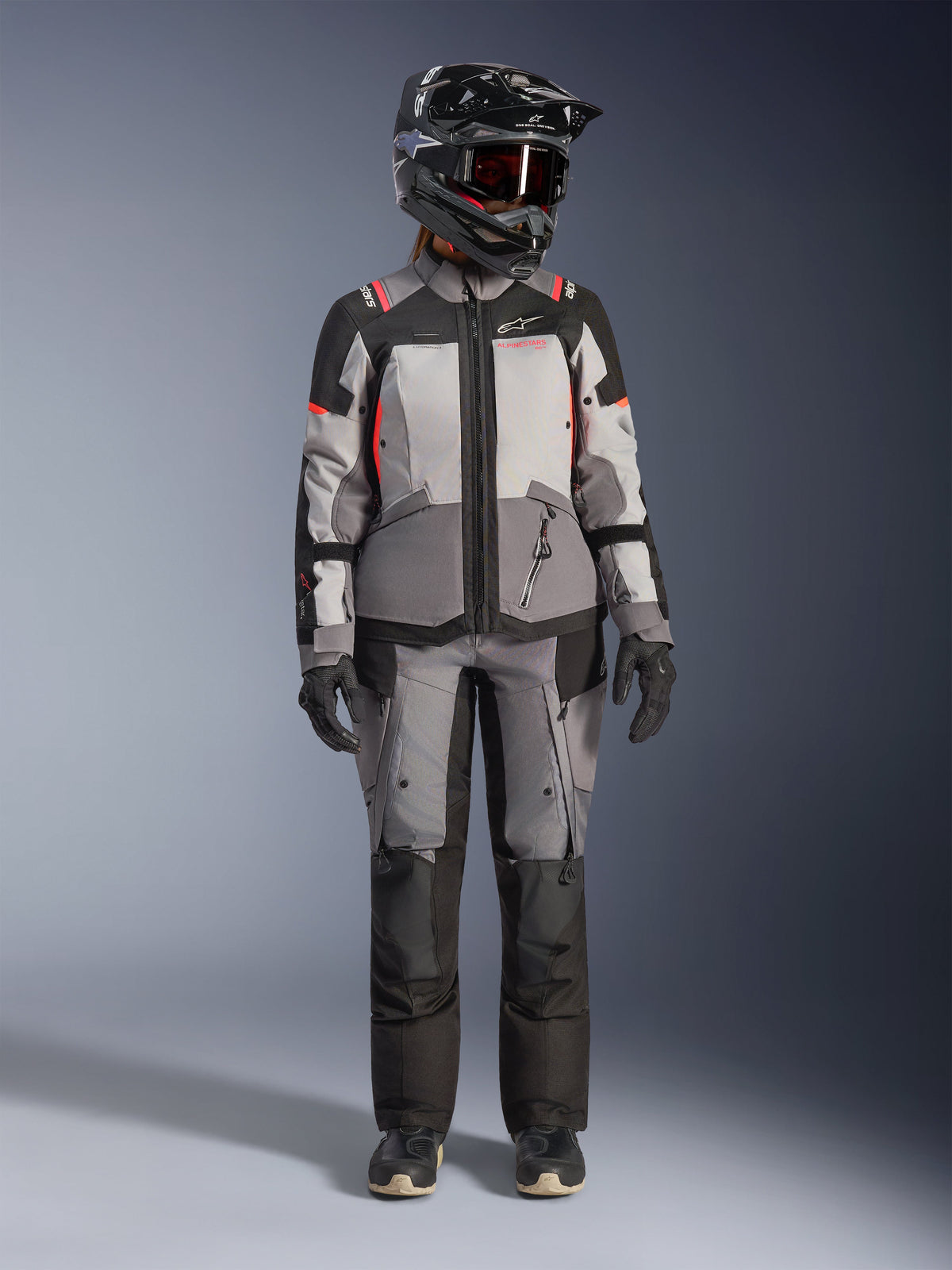 Alpinestars Stella Andes V4 Drystar®, casaco de moto adventure para mulher, cinzento e coral fluo, com calças a condizer.