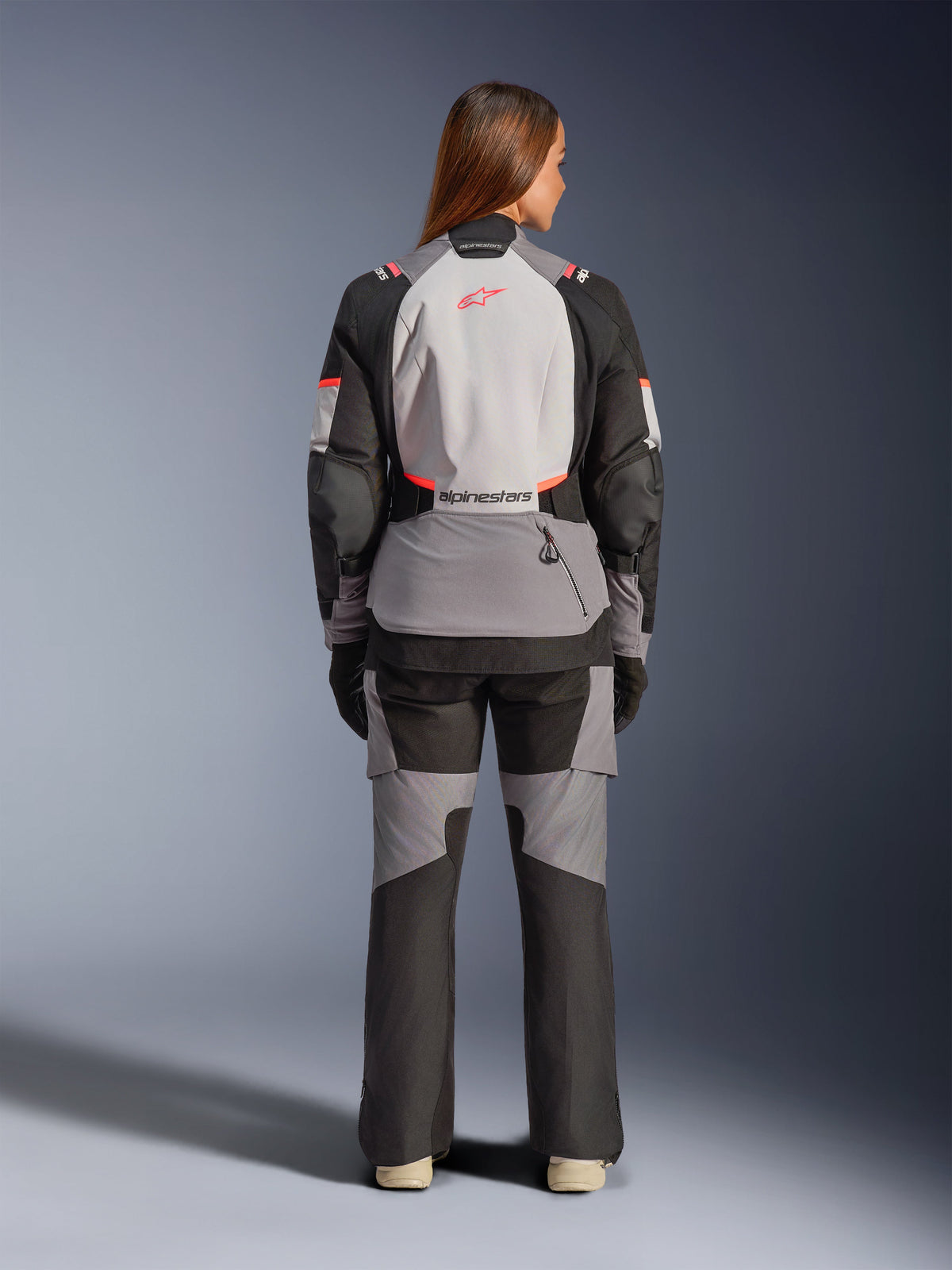 Alpinestars Stella Andes V4 Drystar, casaco de moto touring para mulher, cinzento e preto, impermeável, vista traseira.
